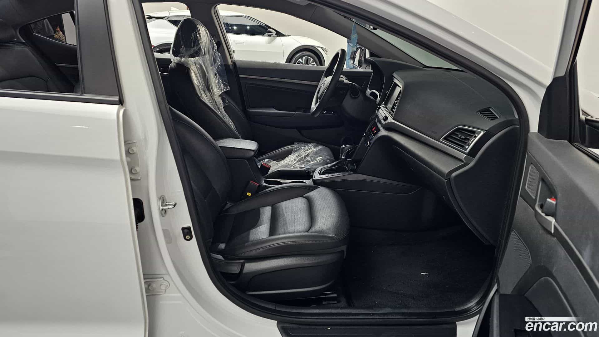 AVANTE Hyundai 2017.6-OPTION-015