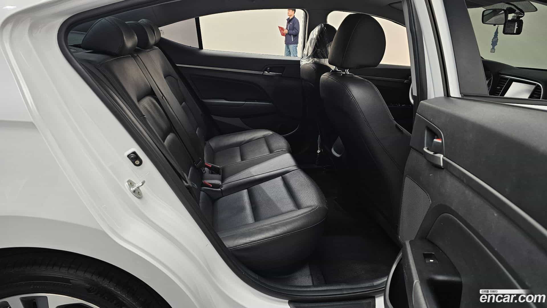 AVANTE Hyundai 2017.6-OPTION-016
