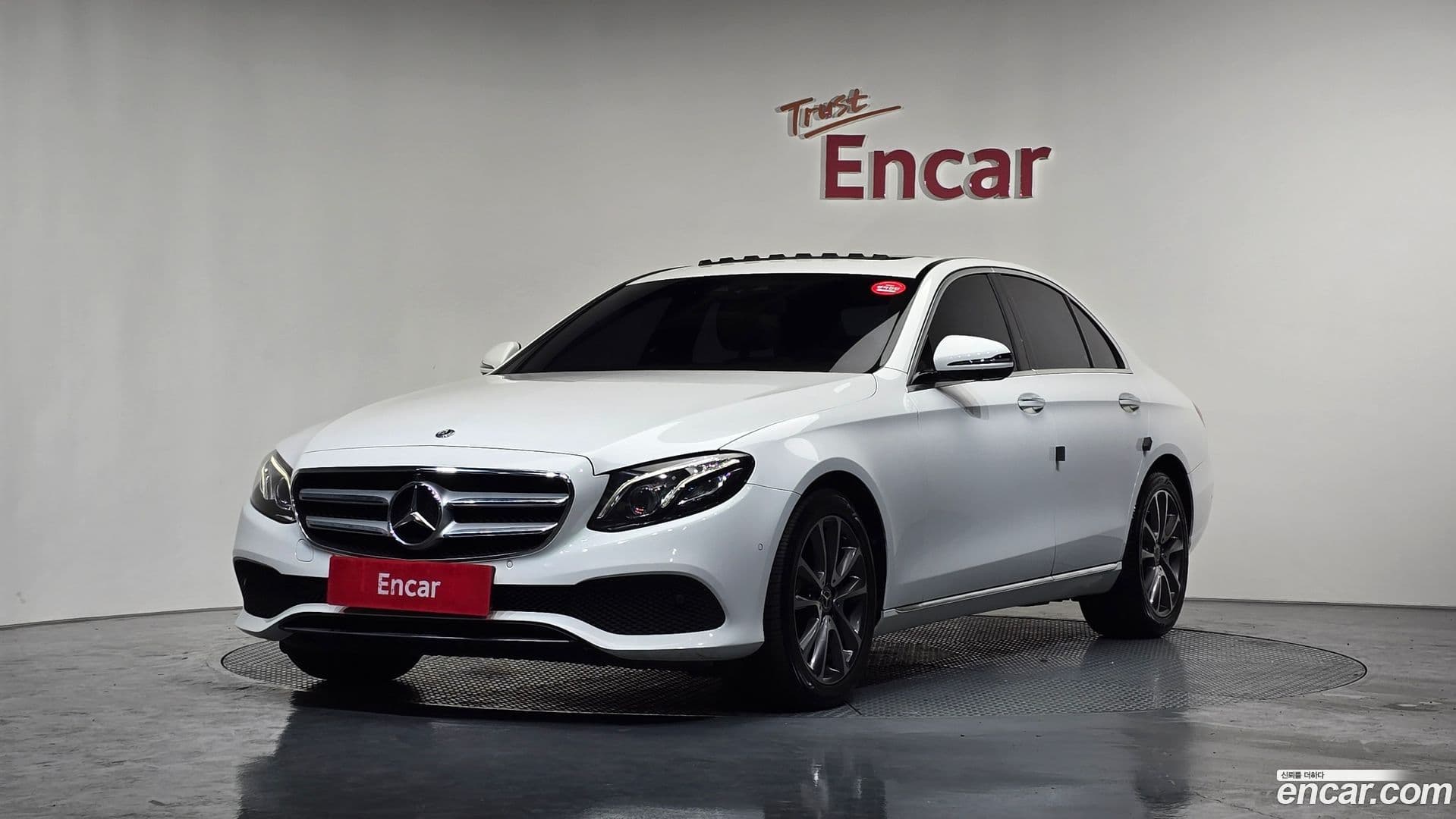 Main__Slider__Photo:E-Class Mercedes-Benz 2018.9-0