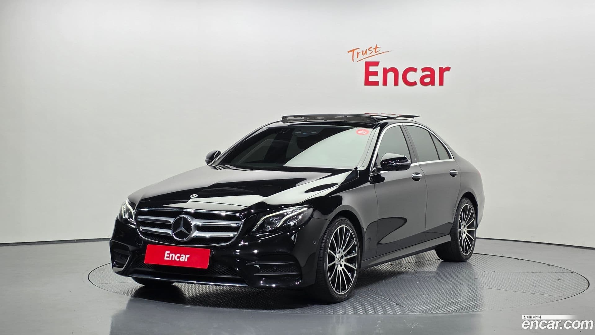 Main__Slider__Photo:E-Class Mercedes-Benz 2020.5-0