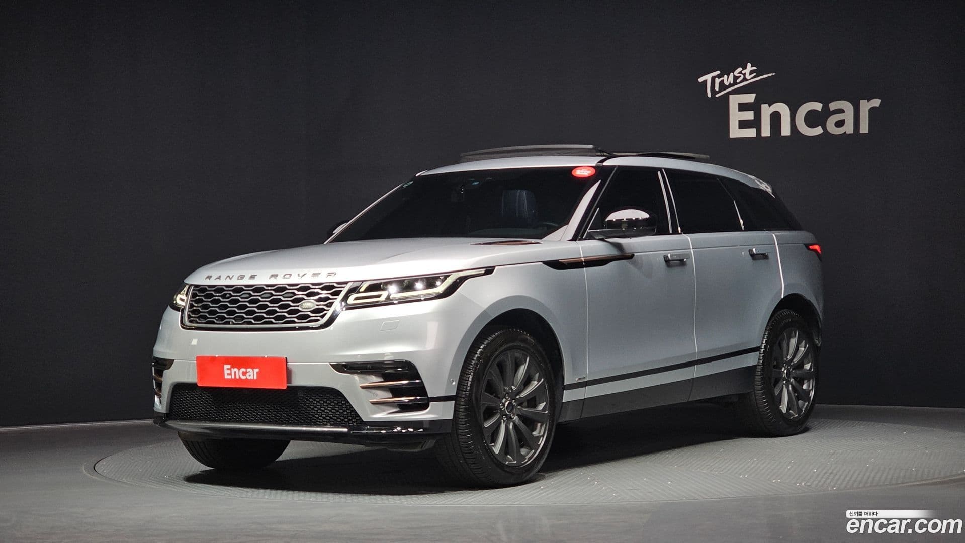 Main__Slider__Photo:Range Rover Velar Land Rover 2018.2-0
