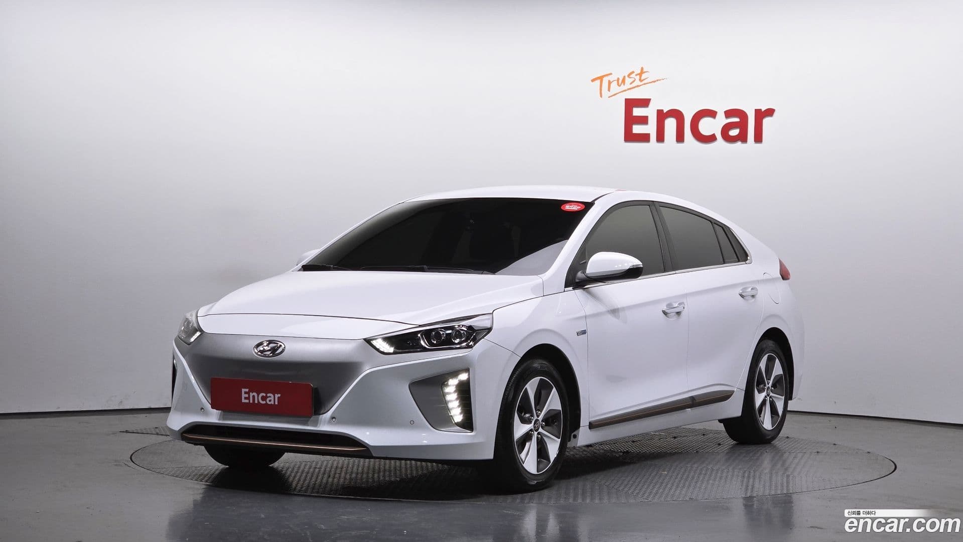 Main__Slider__Photo:Ioniq Hyundai 2017.3-0