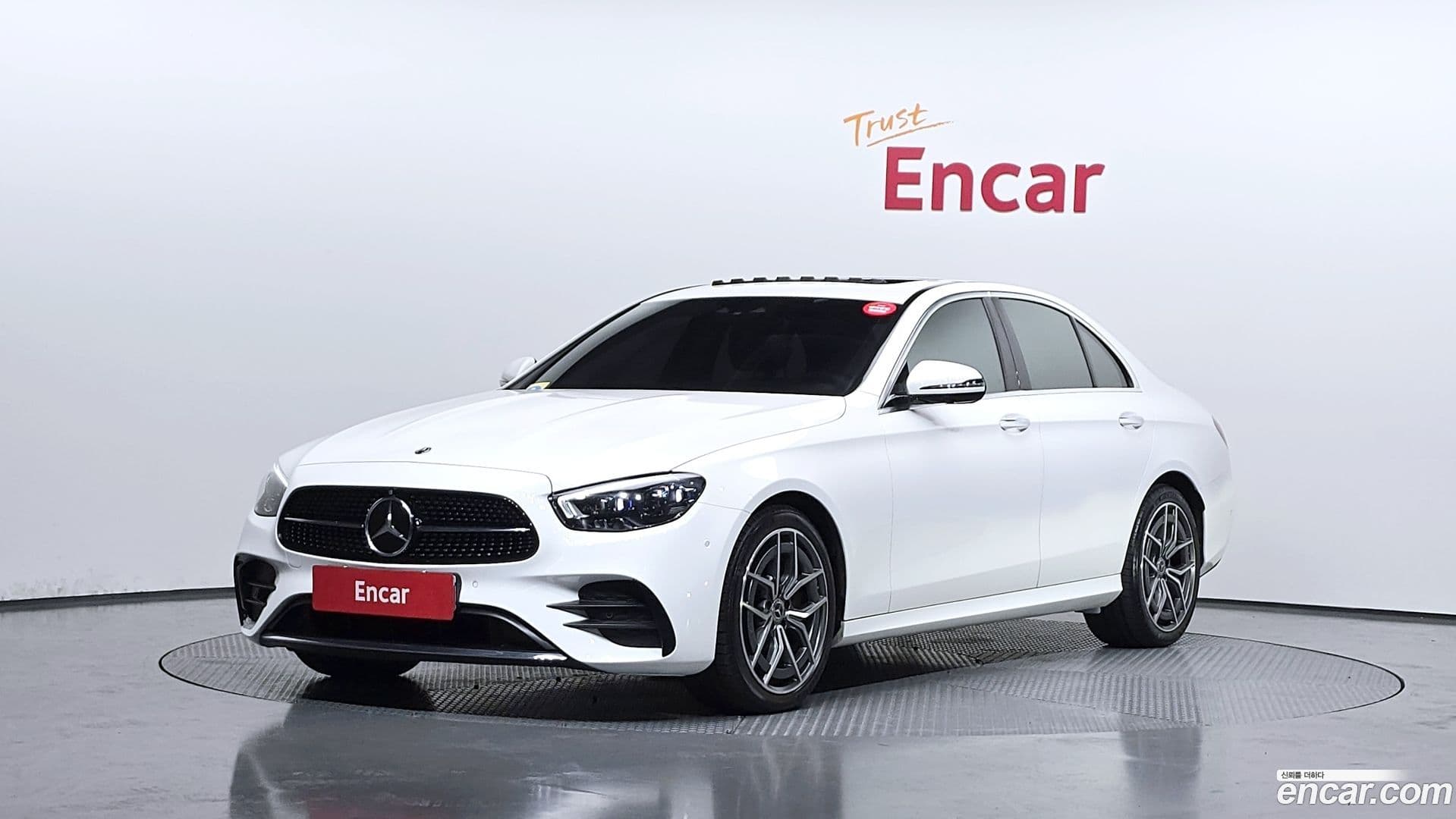 Main__Slider__Photo:E-Class Mercedes-Benz 2022.7-0