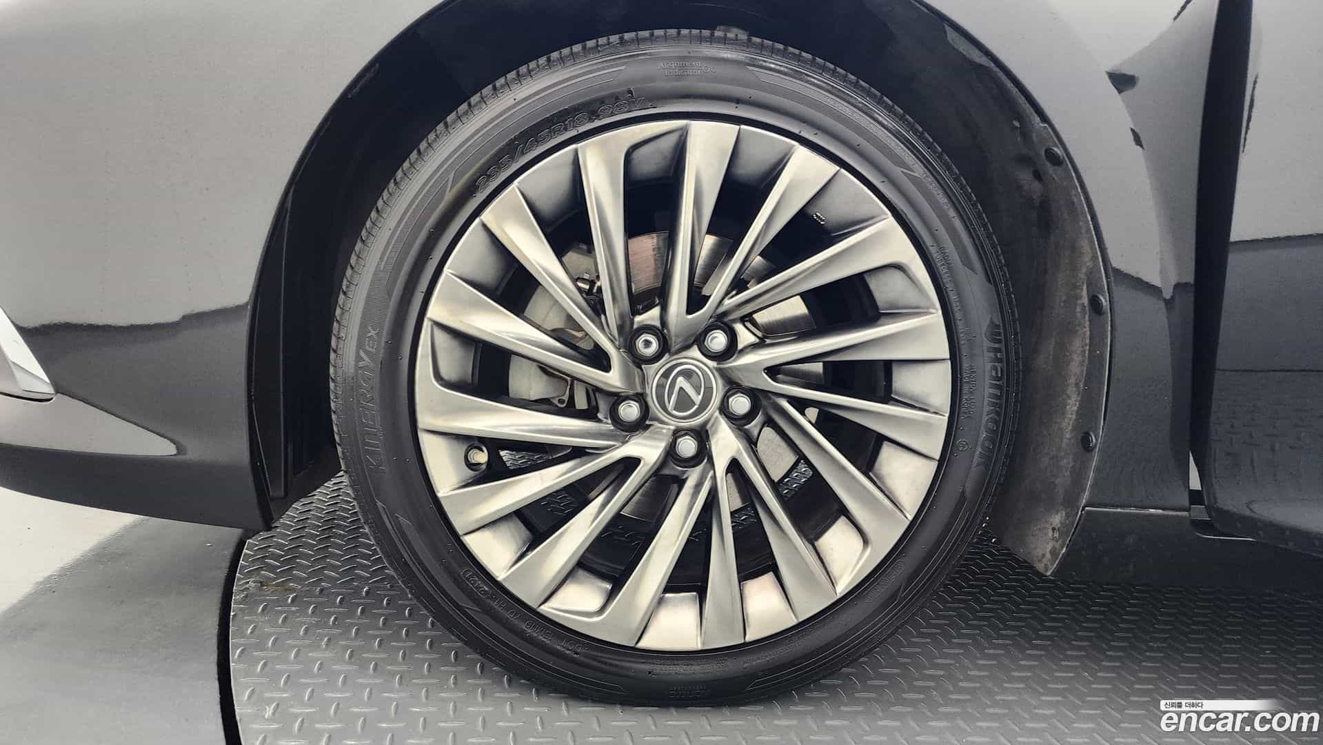 ES Lexus 2019.1-OUTER-005