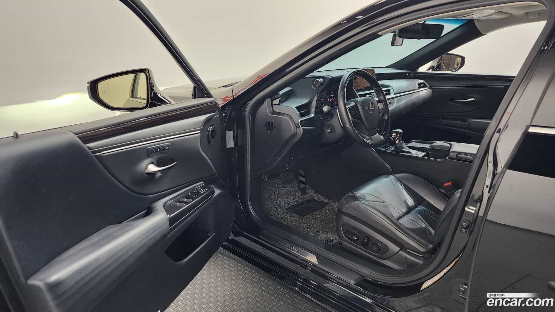 ES Lexus 2019.1-INNER-010