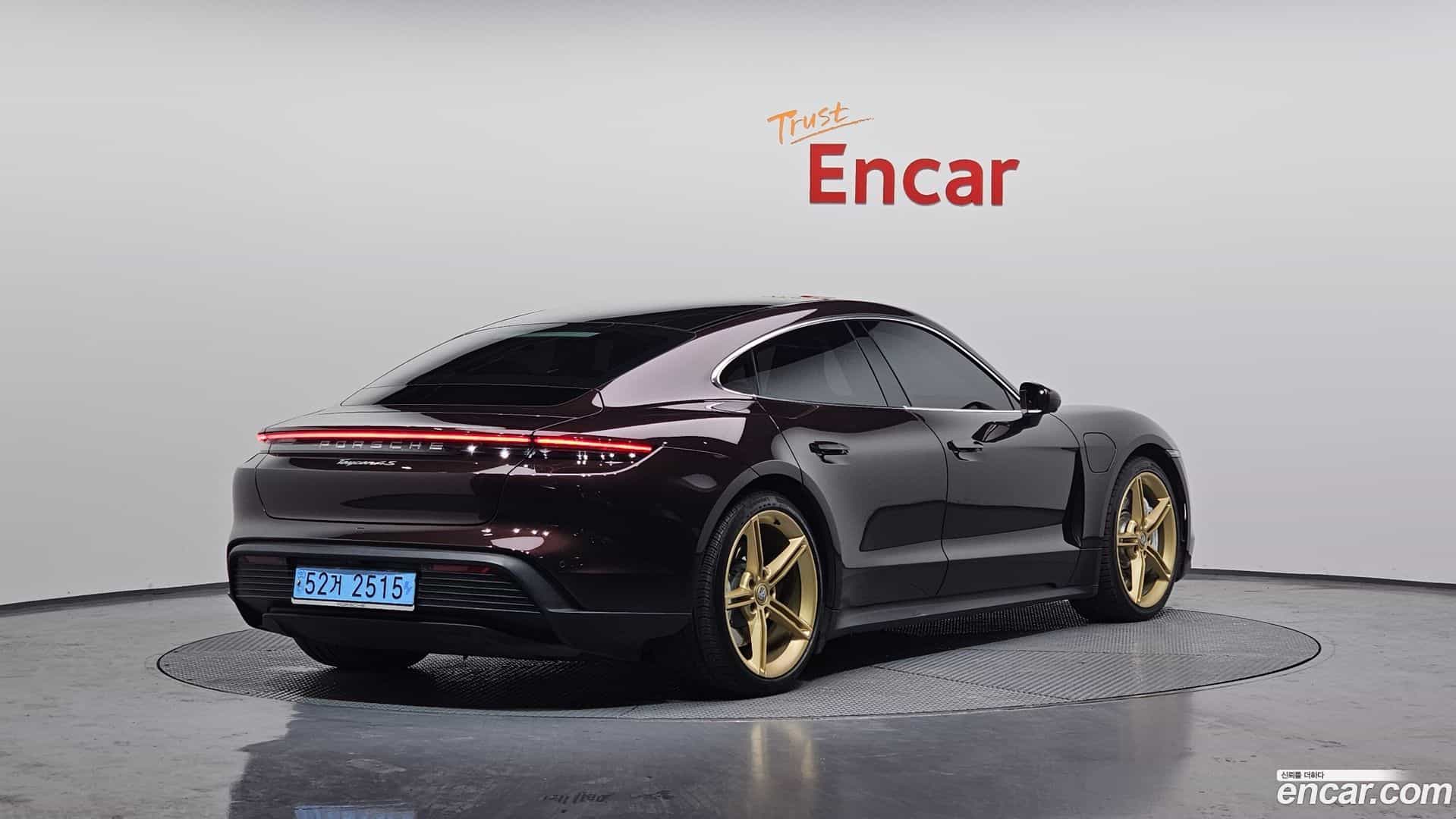 Taycan Porsche 2021.11-OUTER-002
