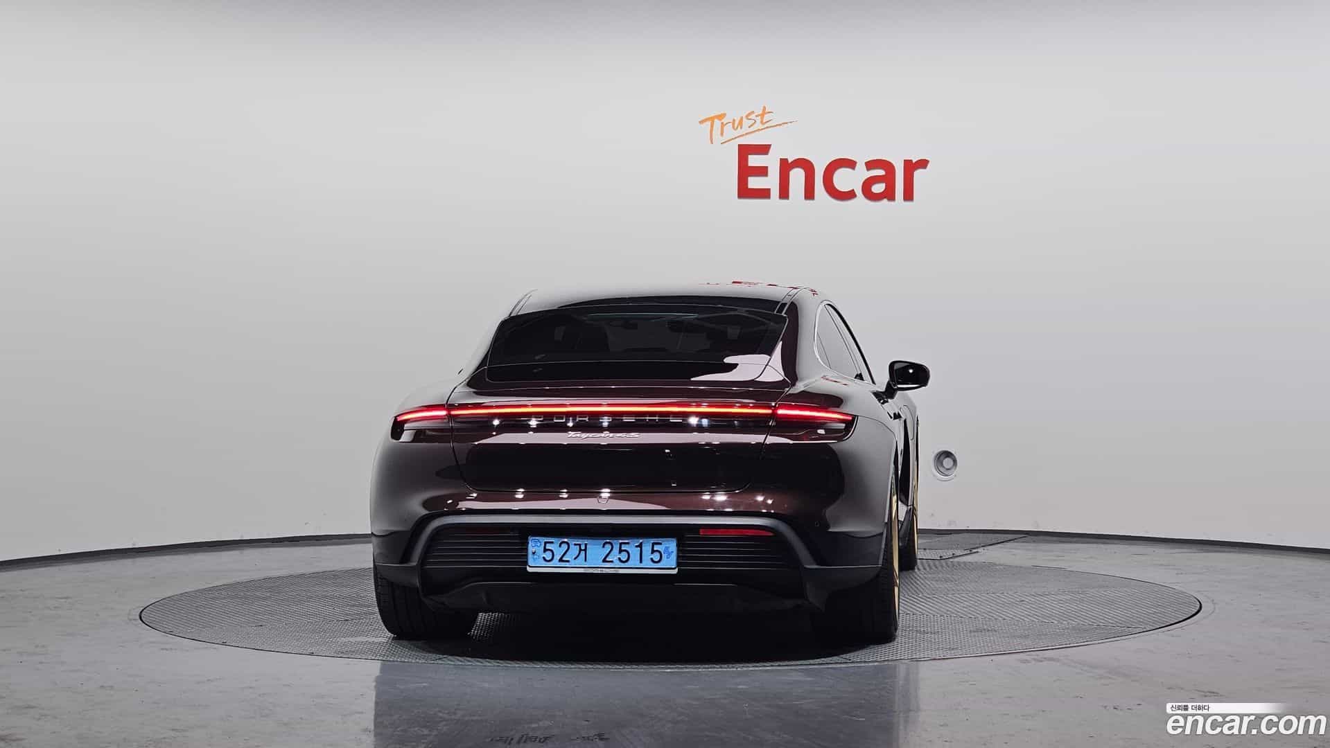 Taycan Porsche 2021.11-OUTER-004