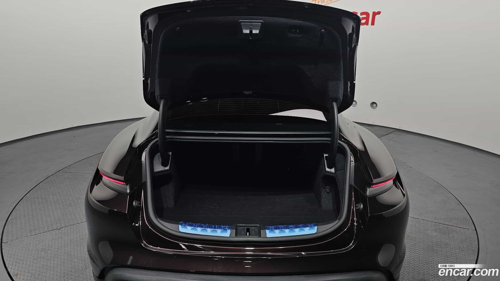 Taycan Porsche 2021.11-OPTION-024