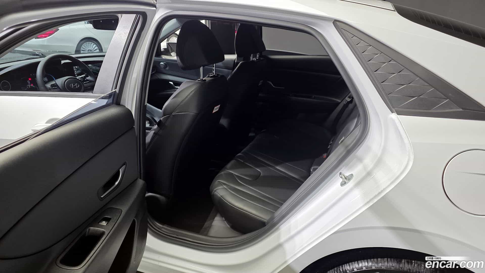 AVANTE Hyundai 2023.11-OPTION-015