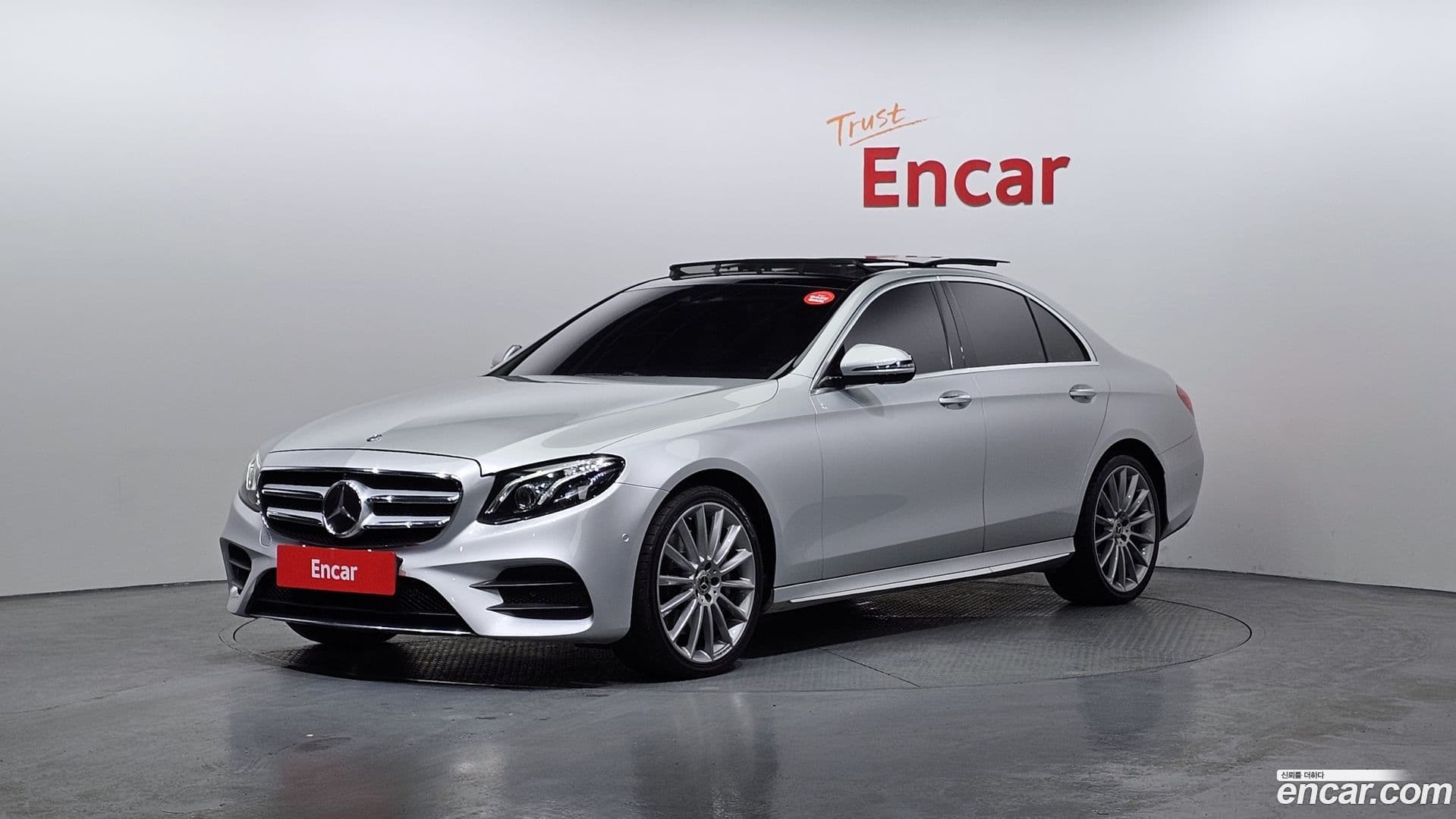 Main__Slider__Photo:E-Class Mercedes-Benz 2020.11-0