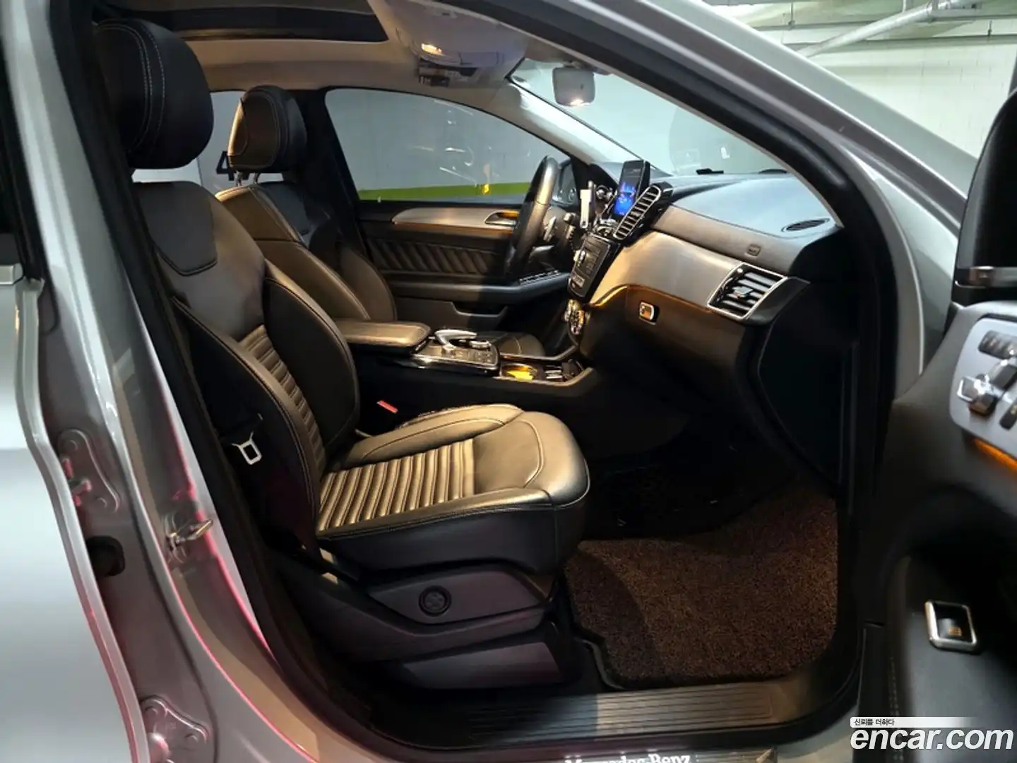 GLE-Class Mercedes-Benz 2018.2-INNER-010