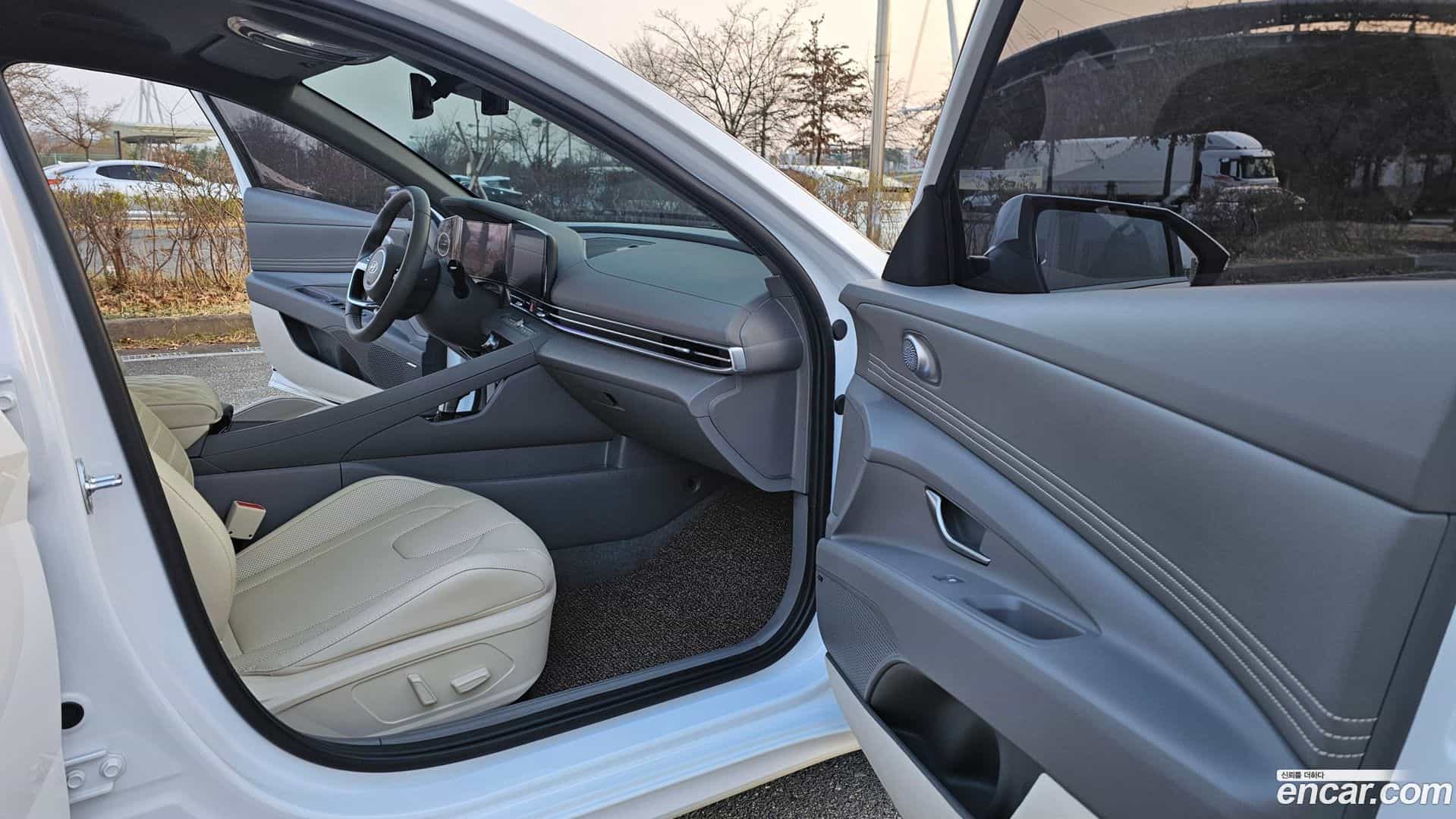 AVANTE Hyundai 2023.10-OPTION-016
