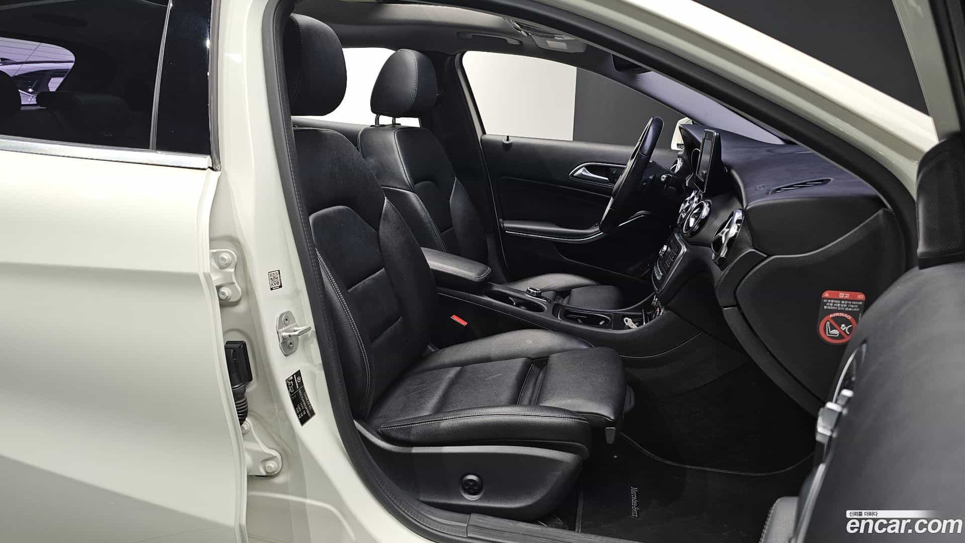 GLA-Class Mercedes-Benz 2017.11-INNER-010