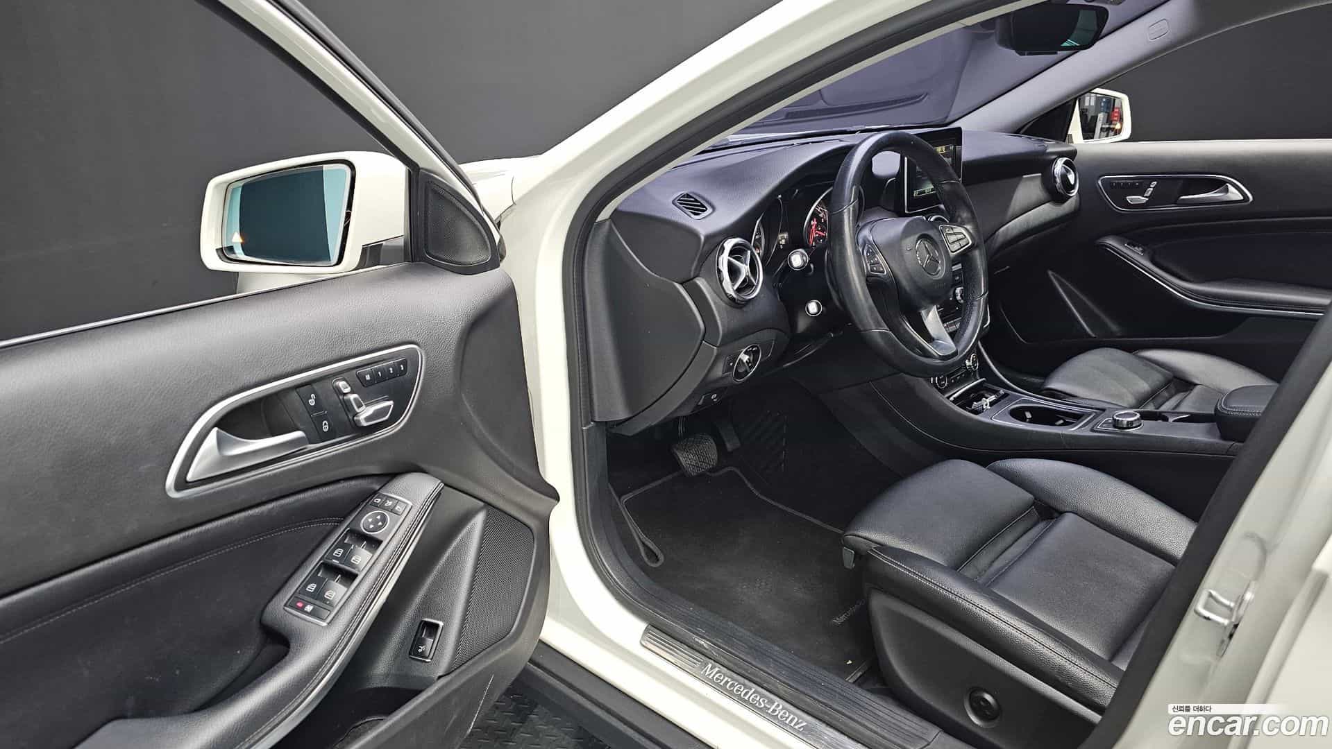 GLA-Class Mercedes-Benz 2017.11-OPTION-015
