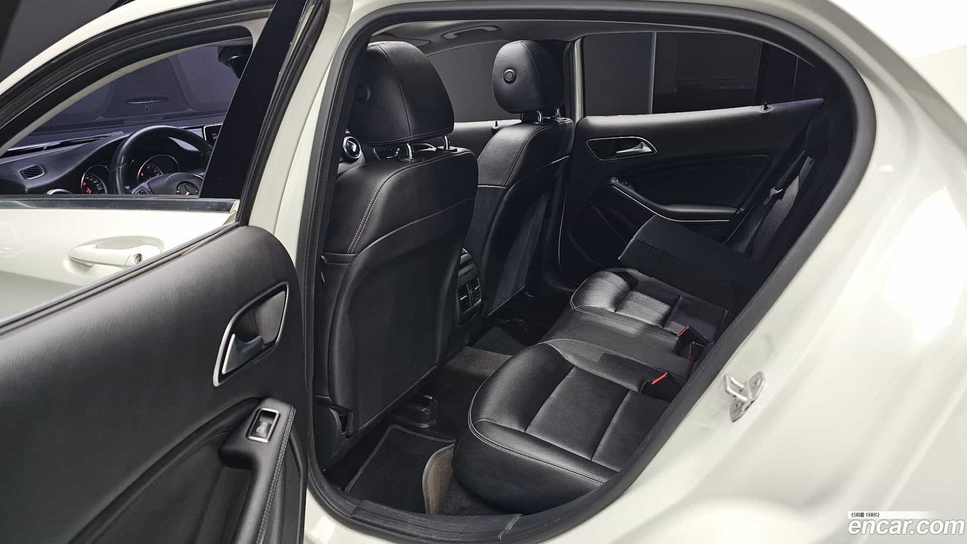 GLA-Class Mercedes-Benz 2017.11-OPTION-016