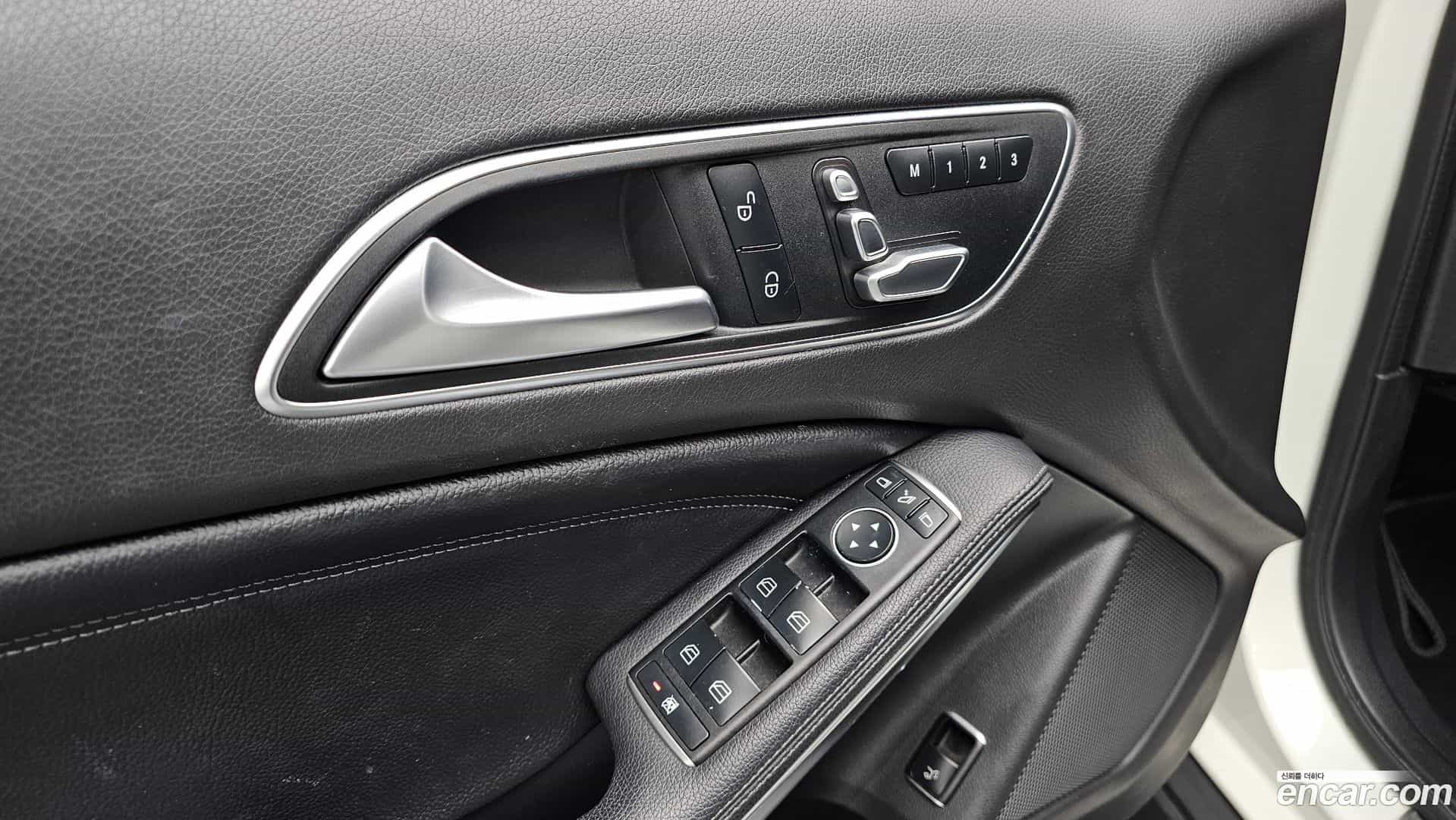 GLA-Class Mercedes-Benz 2017.11-OPTION-021