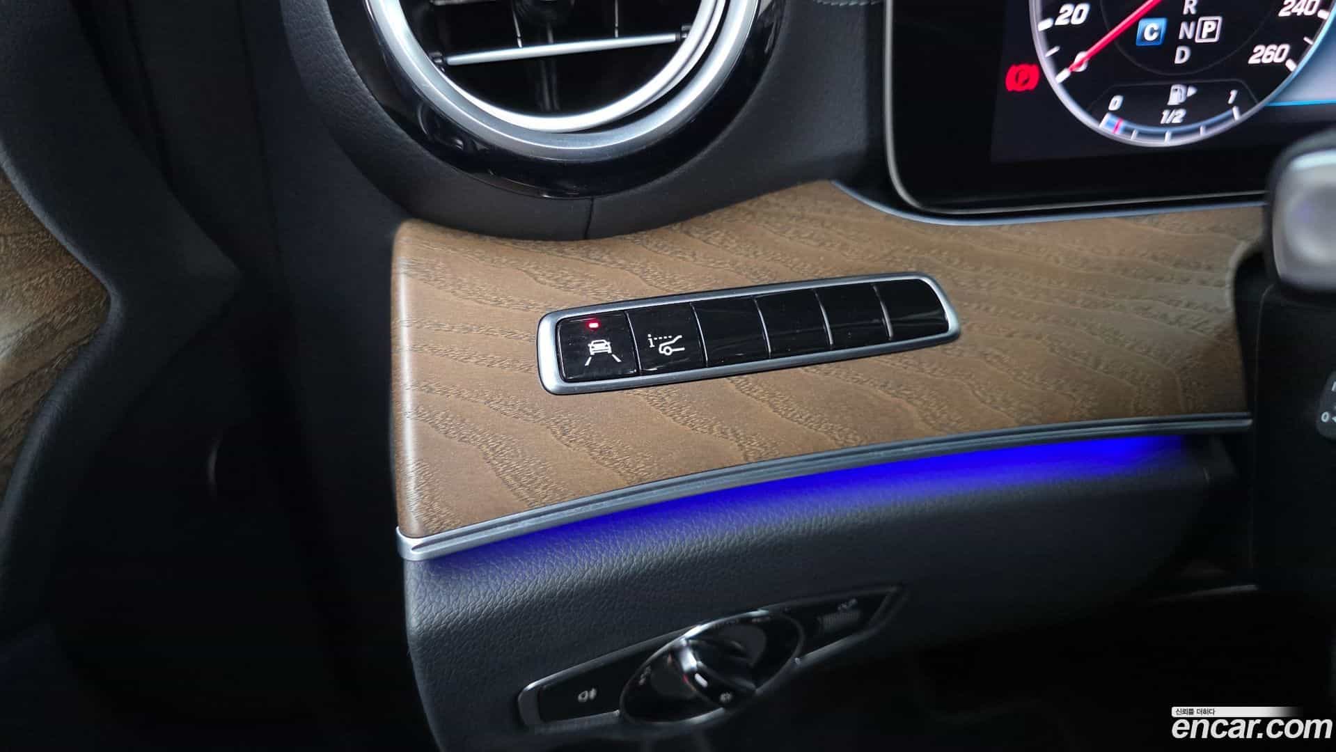 E-Class Mercedes-Benz 2017.10-OPTION-020