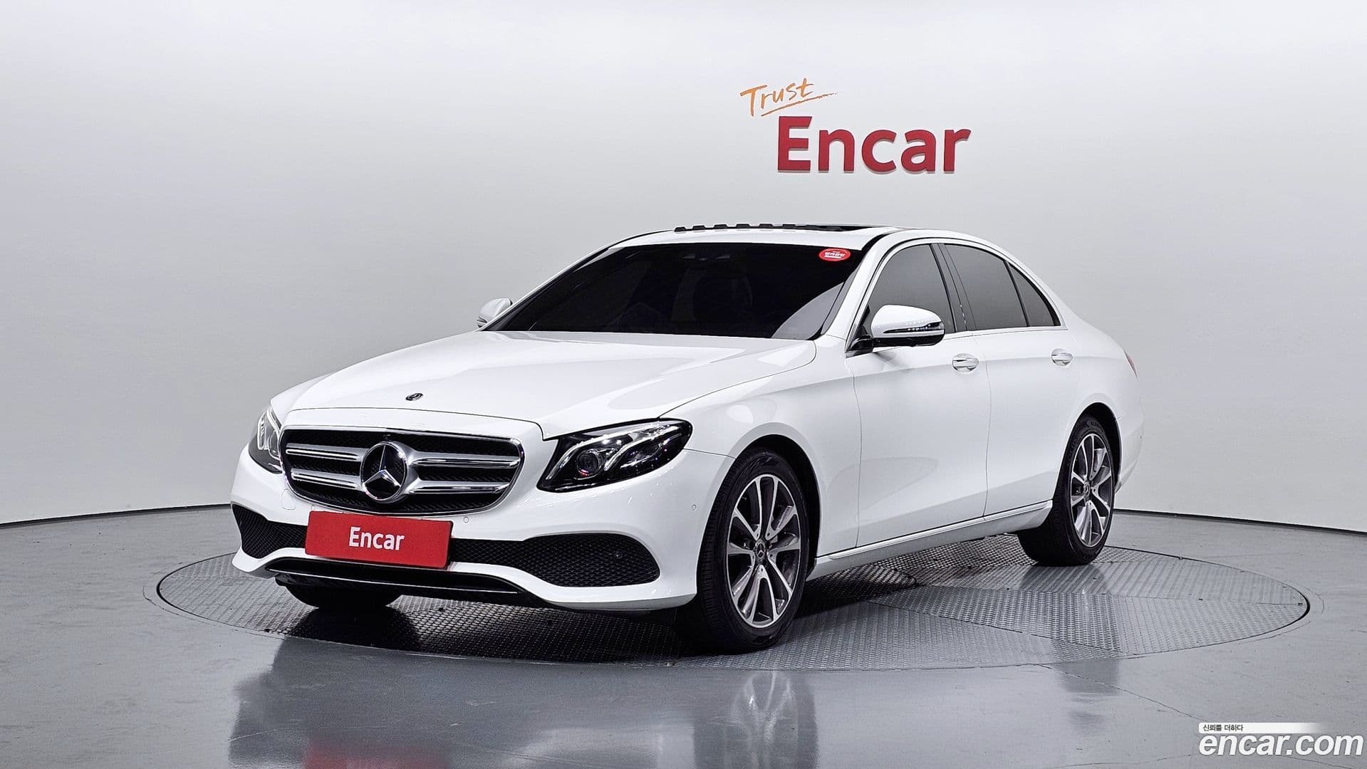 Main__Slider__Photo:E-Class Mercedes-Benz 2019.8-0