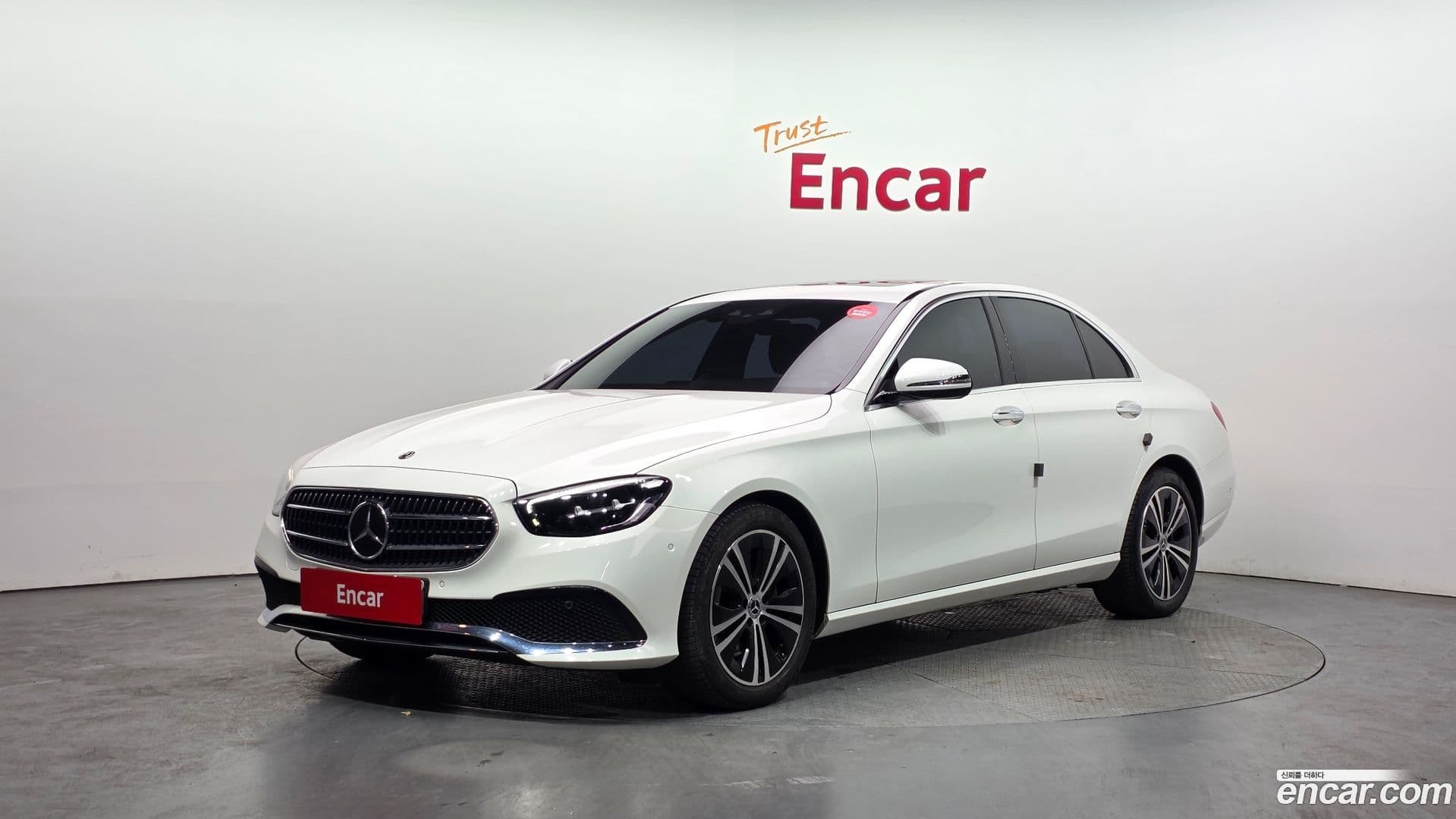 Main__Slider__Photo:E-Class Mercedes-Benz 2020.11-0