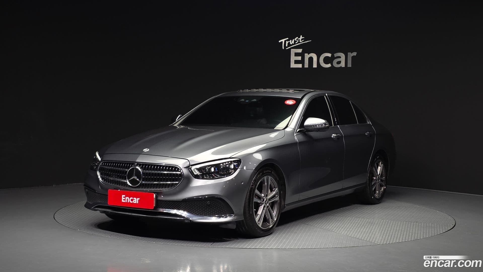 Main__Slider__Photo:E-Class Mercedes-Benz 2022.4-0