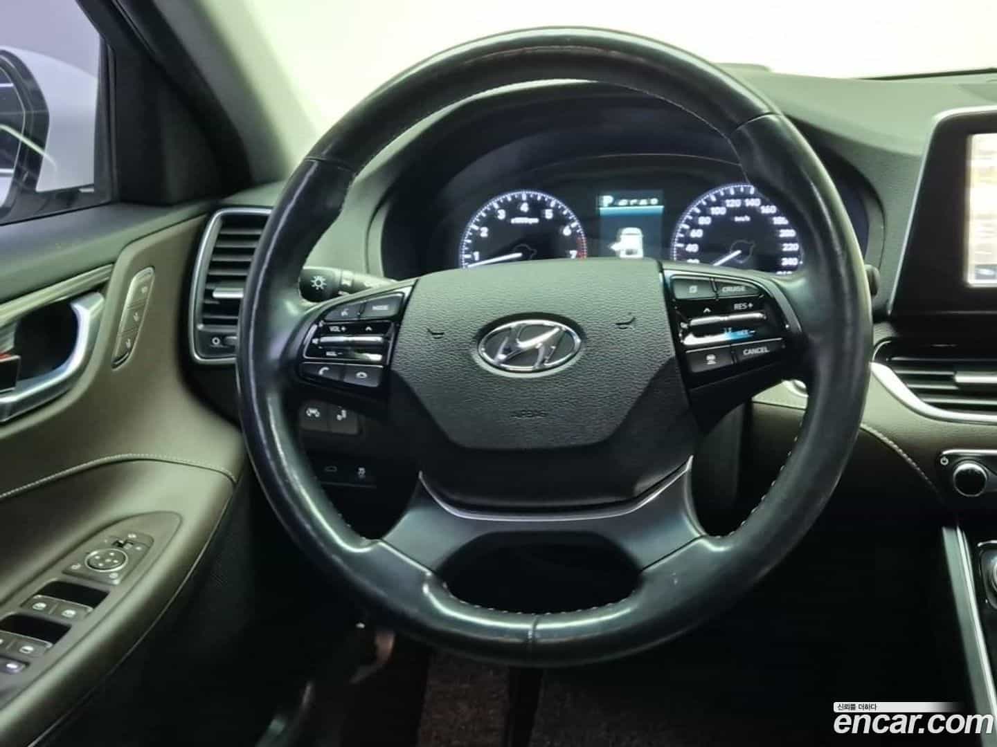 Grandeur Hyundai 2018.1-INNER-009