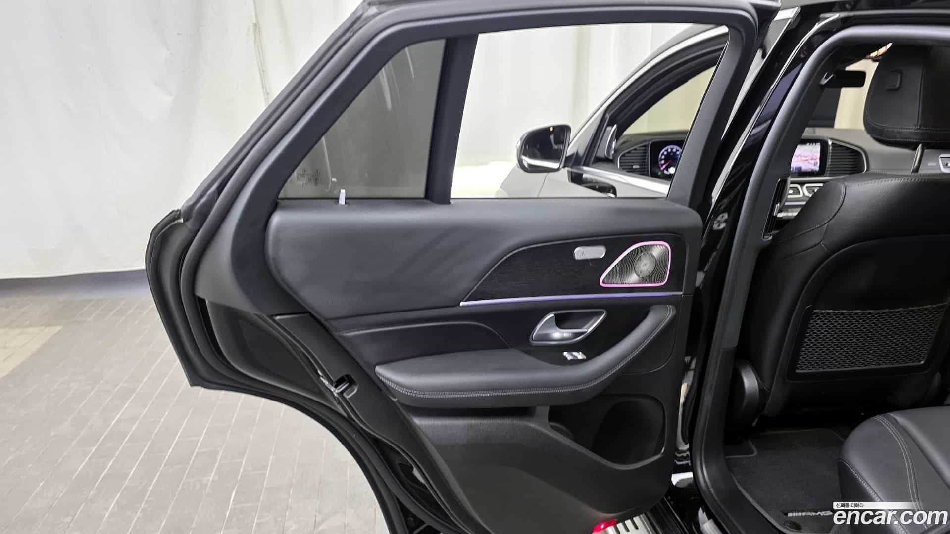 GLE-Class Mercedes-Benz 2023.11-INNER-035