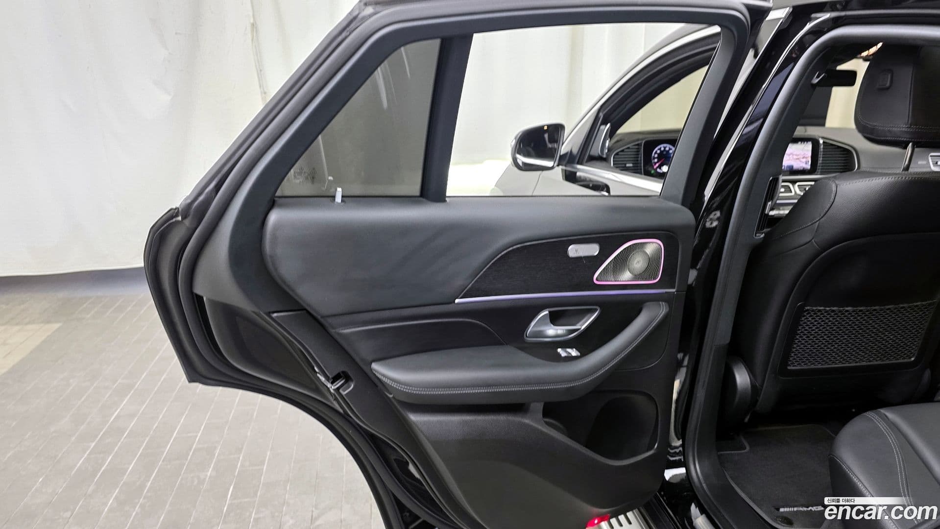 Main__Slider__Photo:GLE-Class Mercedes-Benz 2023.11-24