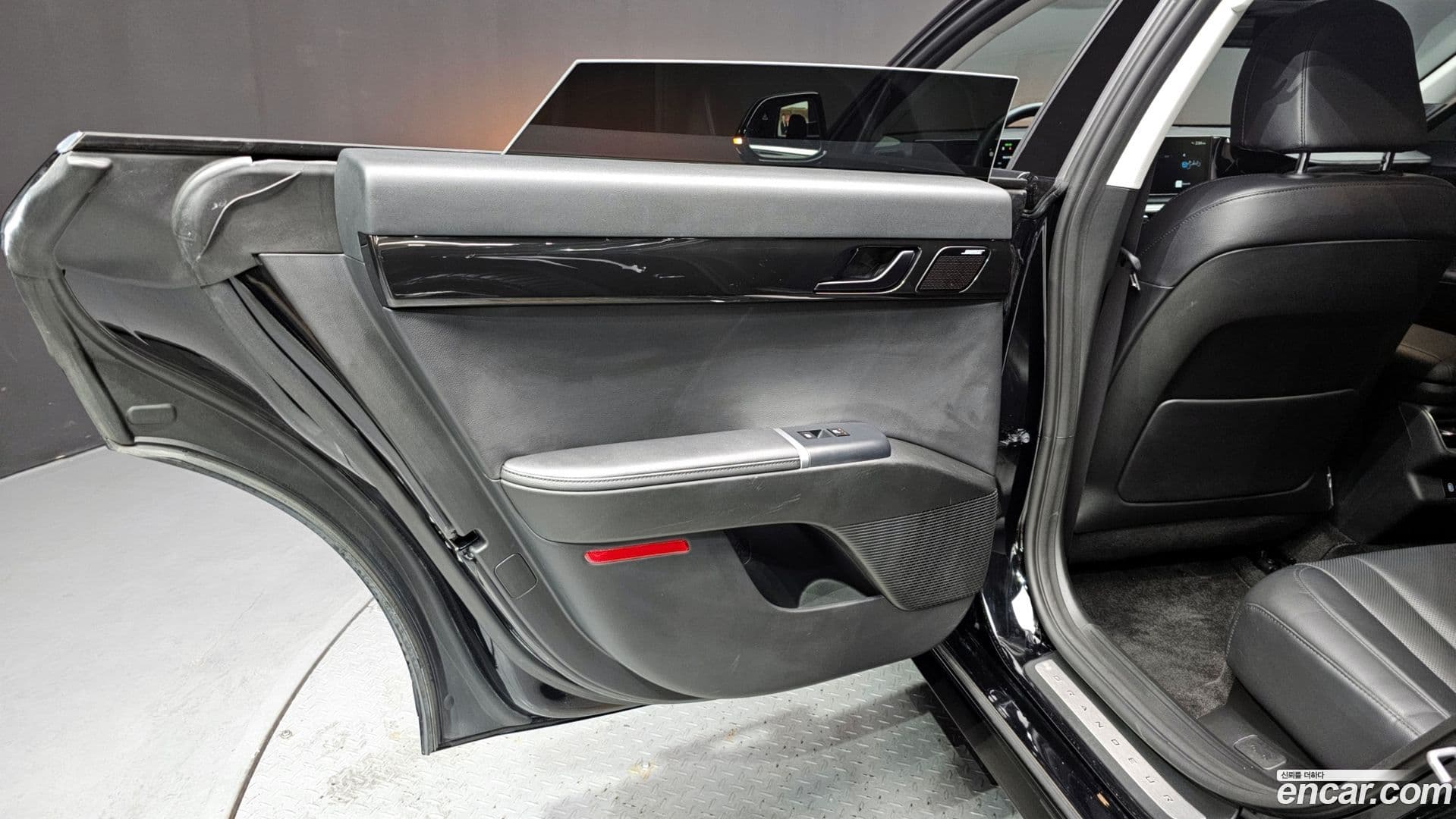 Main__Slider__Photo:Grandeur Hyundai 2023.1-24