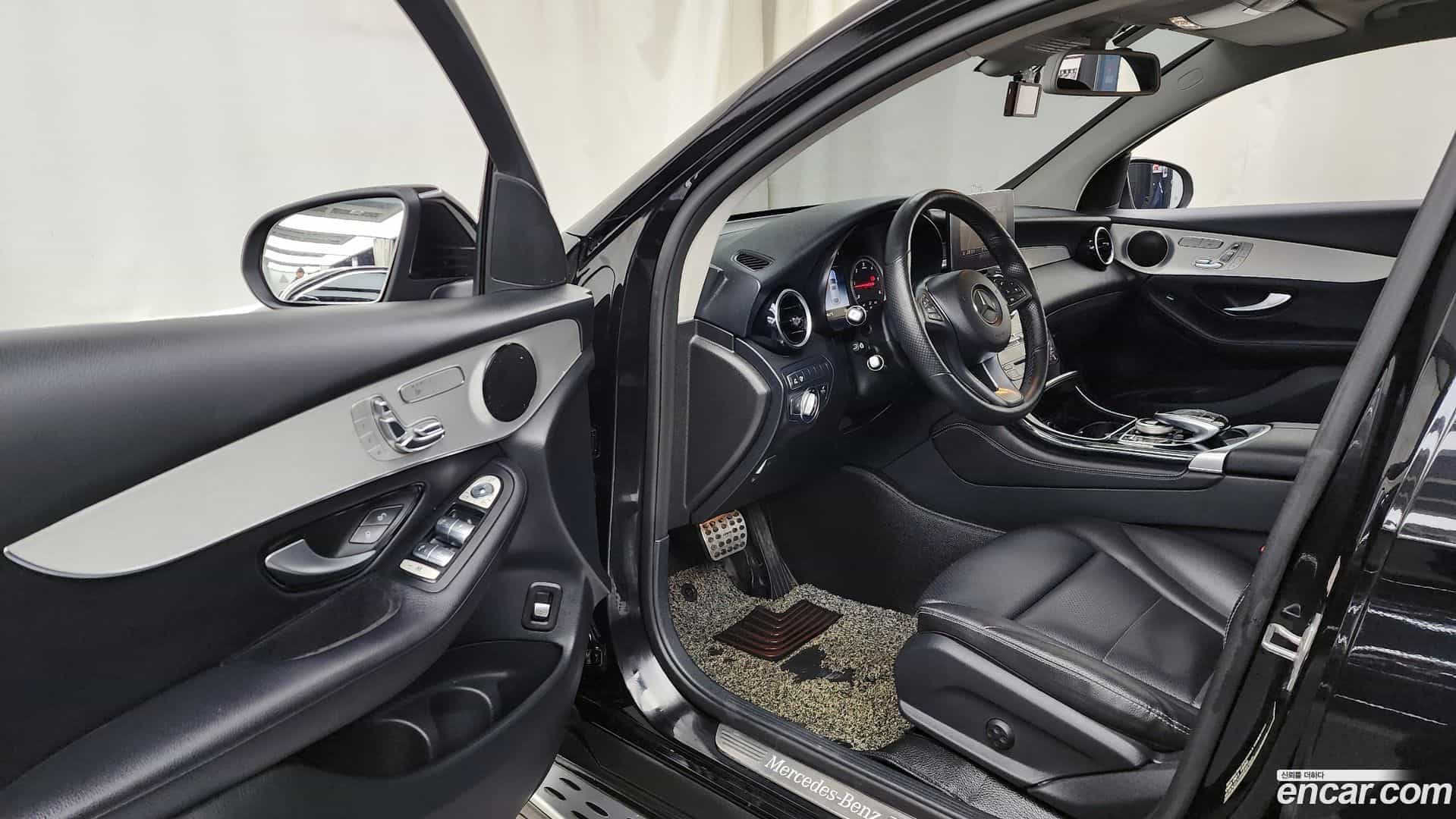 GLC-Class Mercedes-Benz 2018.4-INNER-010