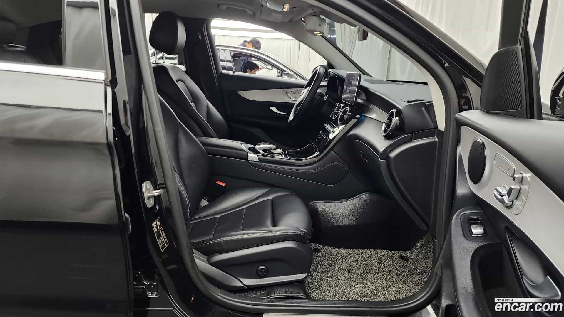 GLC-Class Mercedes-Benz 2018.4-OPTION-016