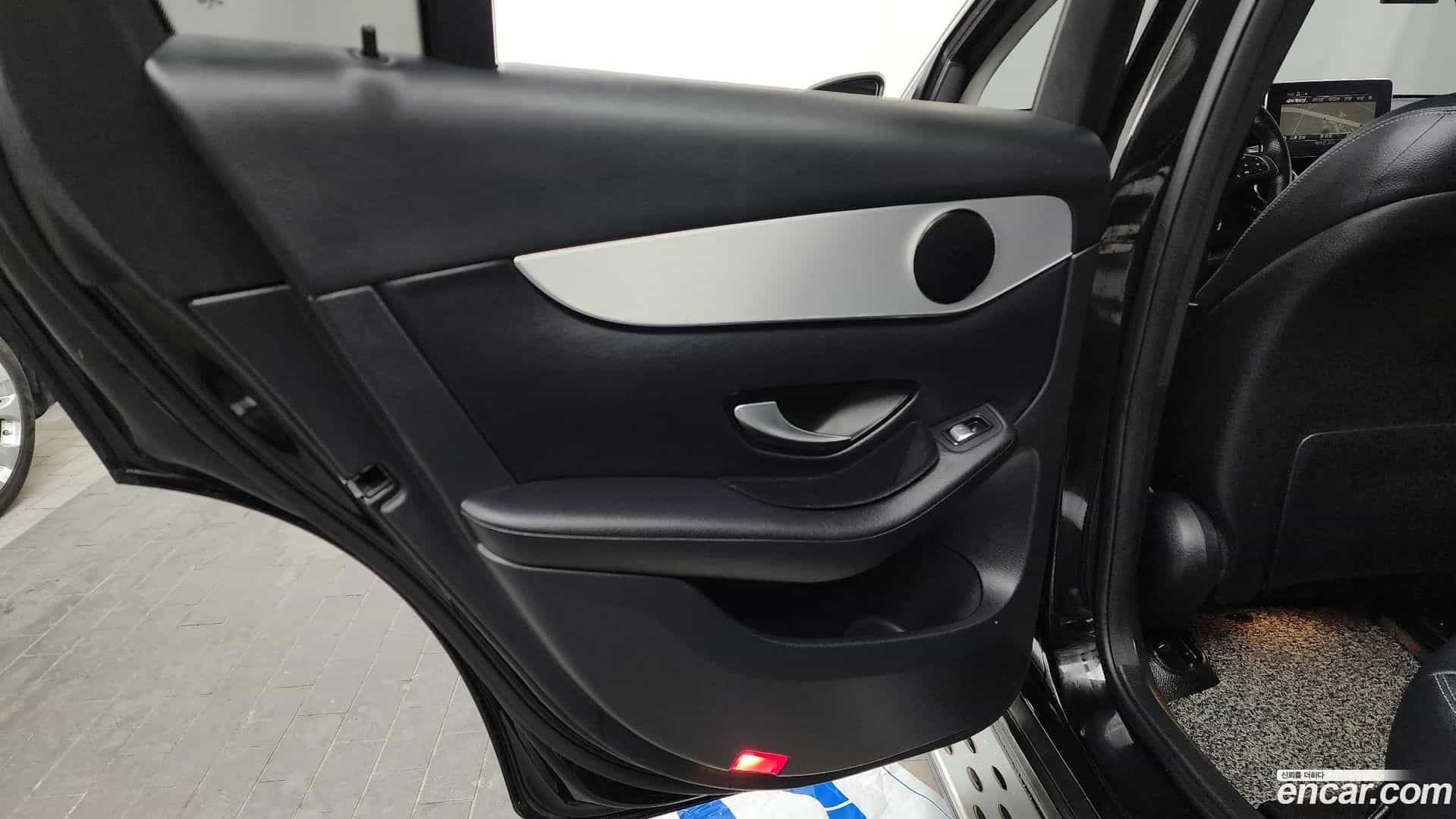GLC-Class Mercedes-Benz 2018.4-INNER-035