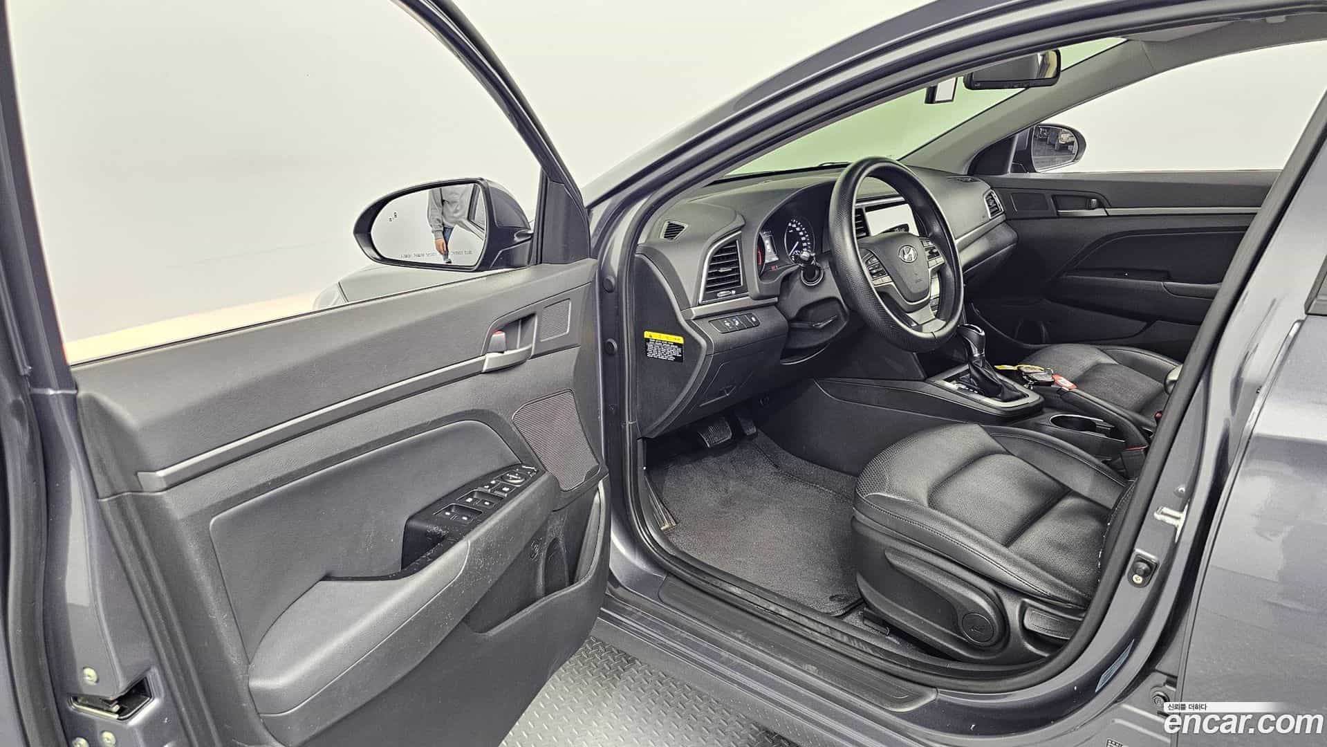 AVANTE Hyundai 2018.0-INNER-010