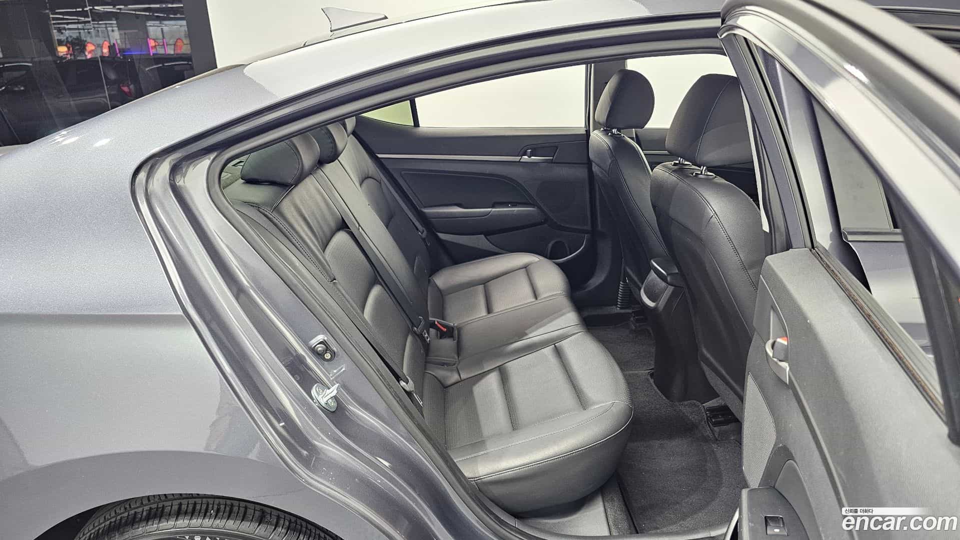AVANTE Hyundai 2018.0-OPTION-016