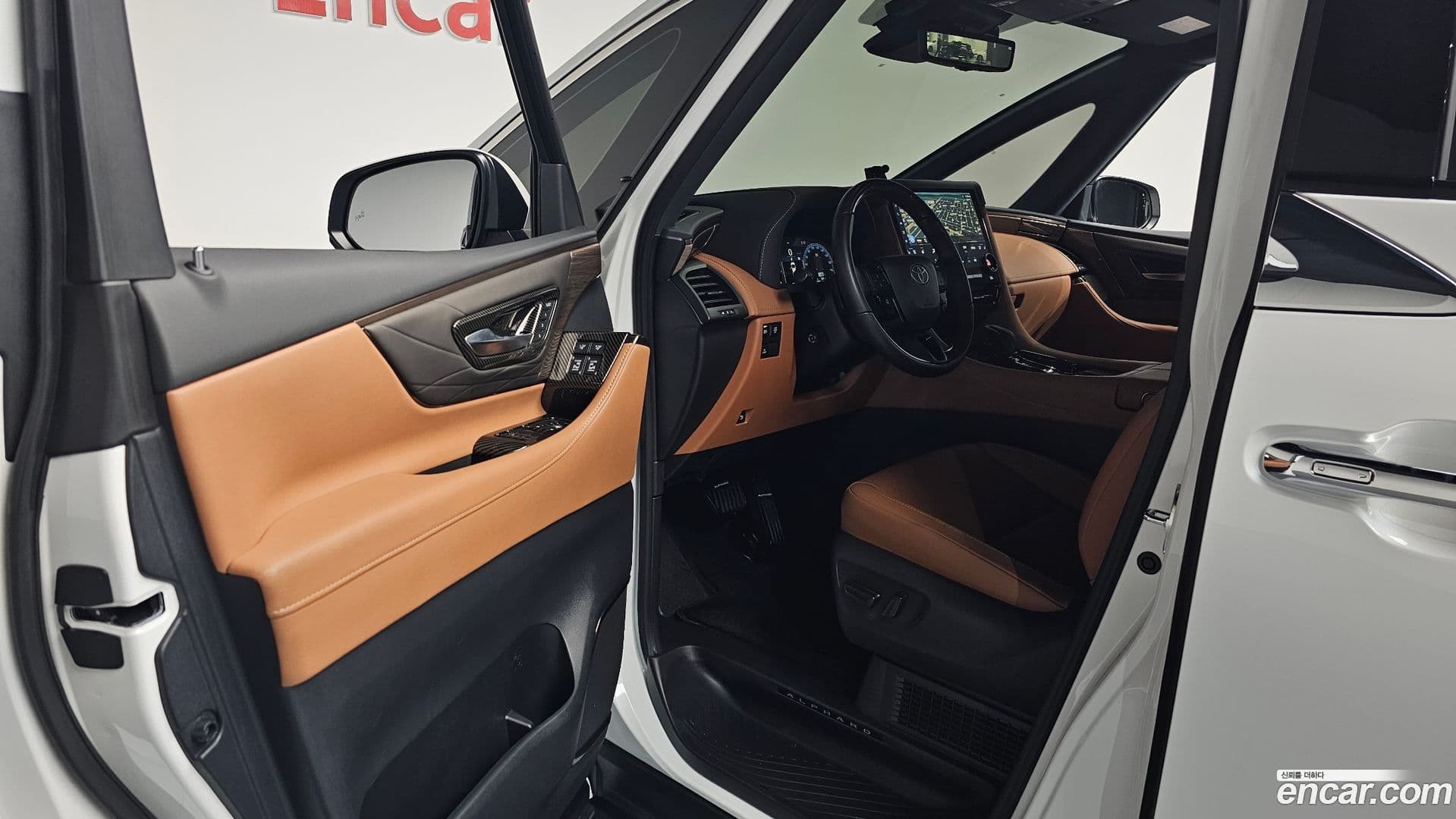 Main__Slider__Photo:Alphard Toyota 2024.9-9