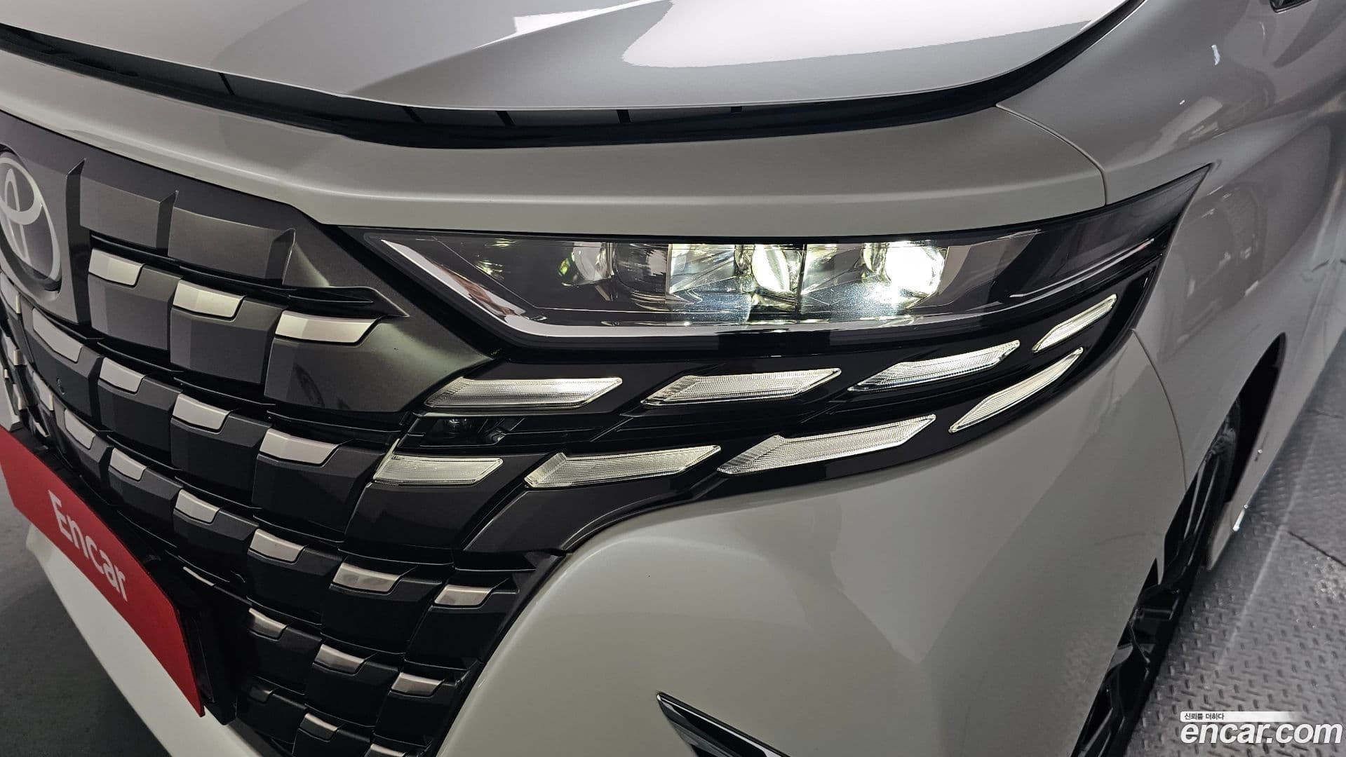 Main__Slider__Photo:Alphard Toyota 2024.9-21