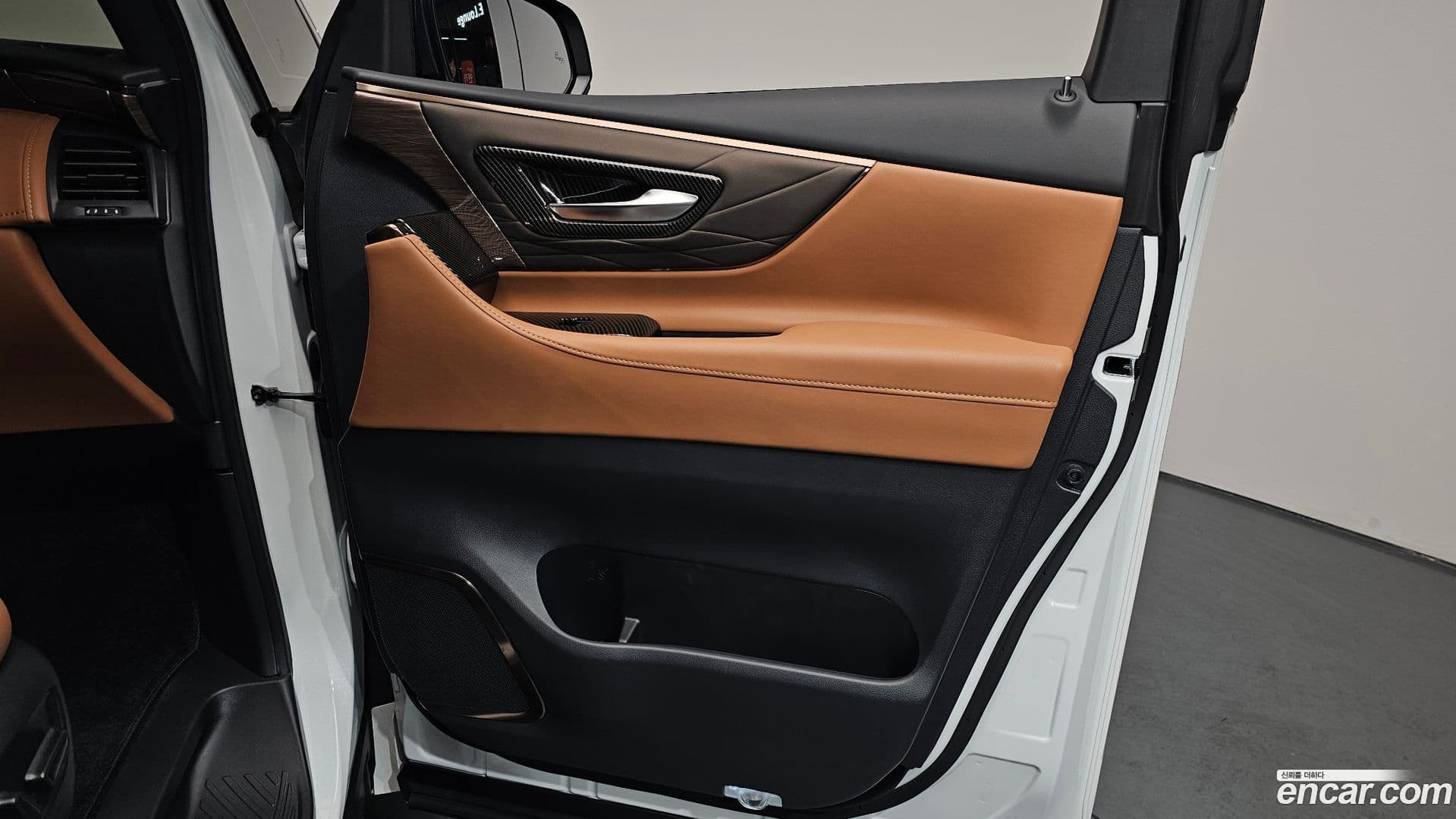 Main__Slider__Photo:Alphard Toyota 2024.9-24