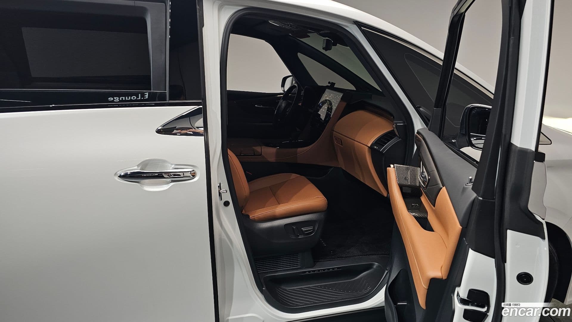 Main__Slider__Photo:Alphard Toyota 2024.9-25
