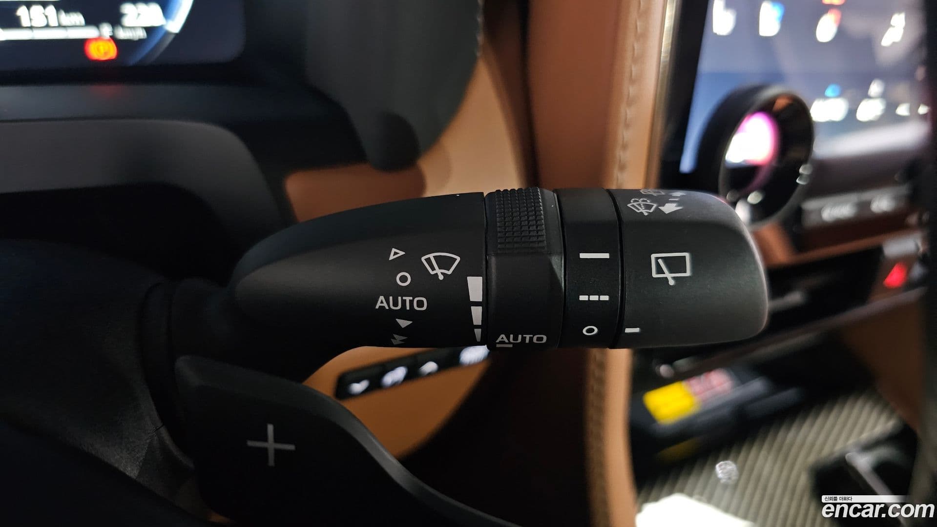 Main__Slider__Photo:Alphard Toyota 2024.9-29