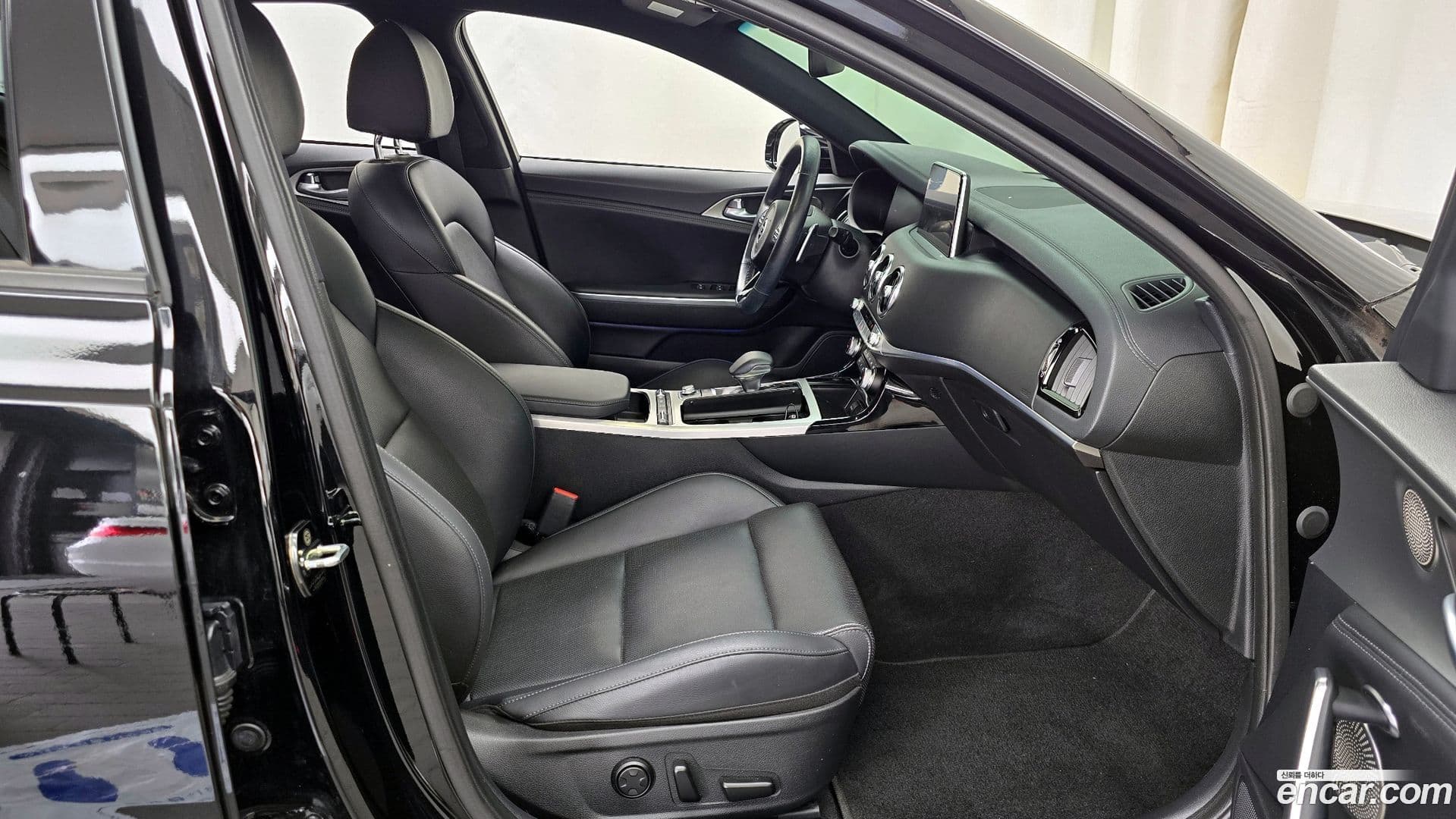 Main__Slider__Photo:Stinger Kia 2019.3-10