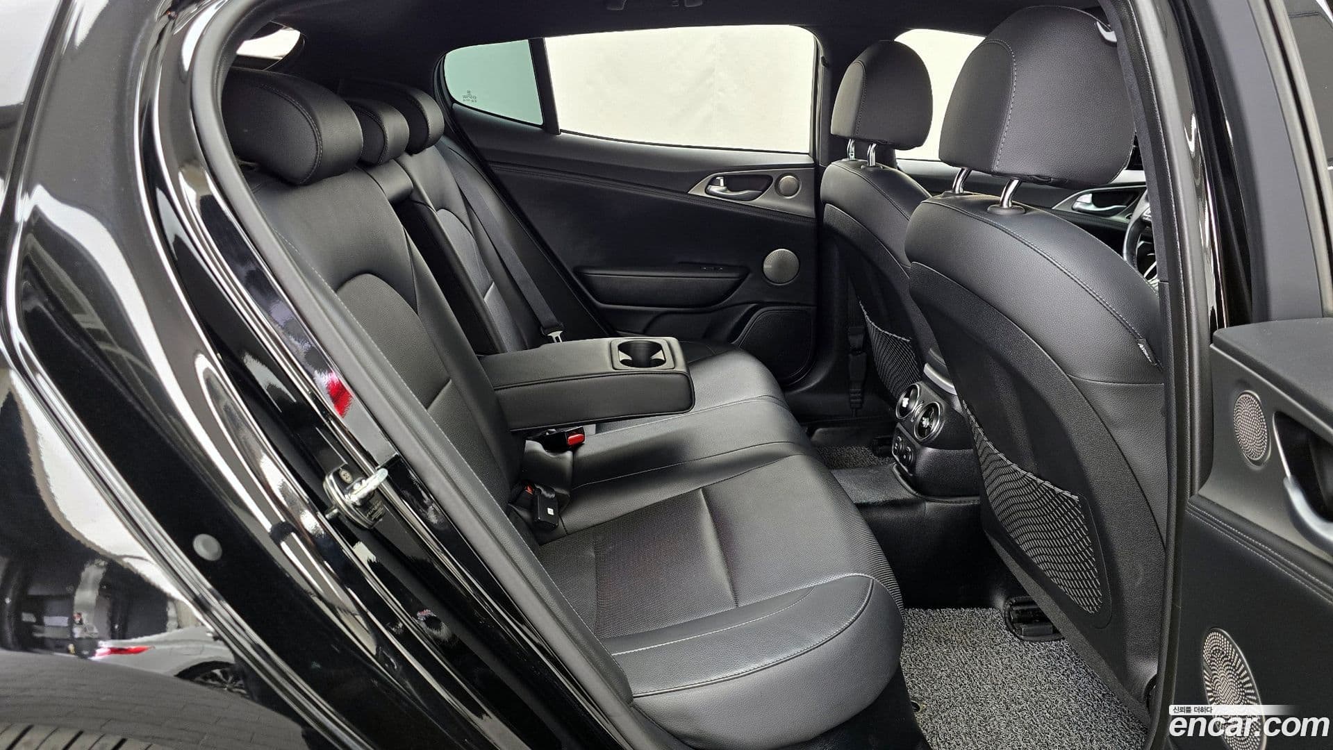 Main__Slider__Photo:Stinger Kia 2019.3-11