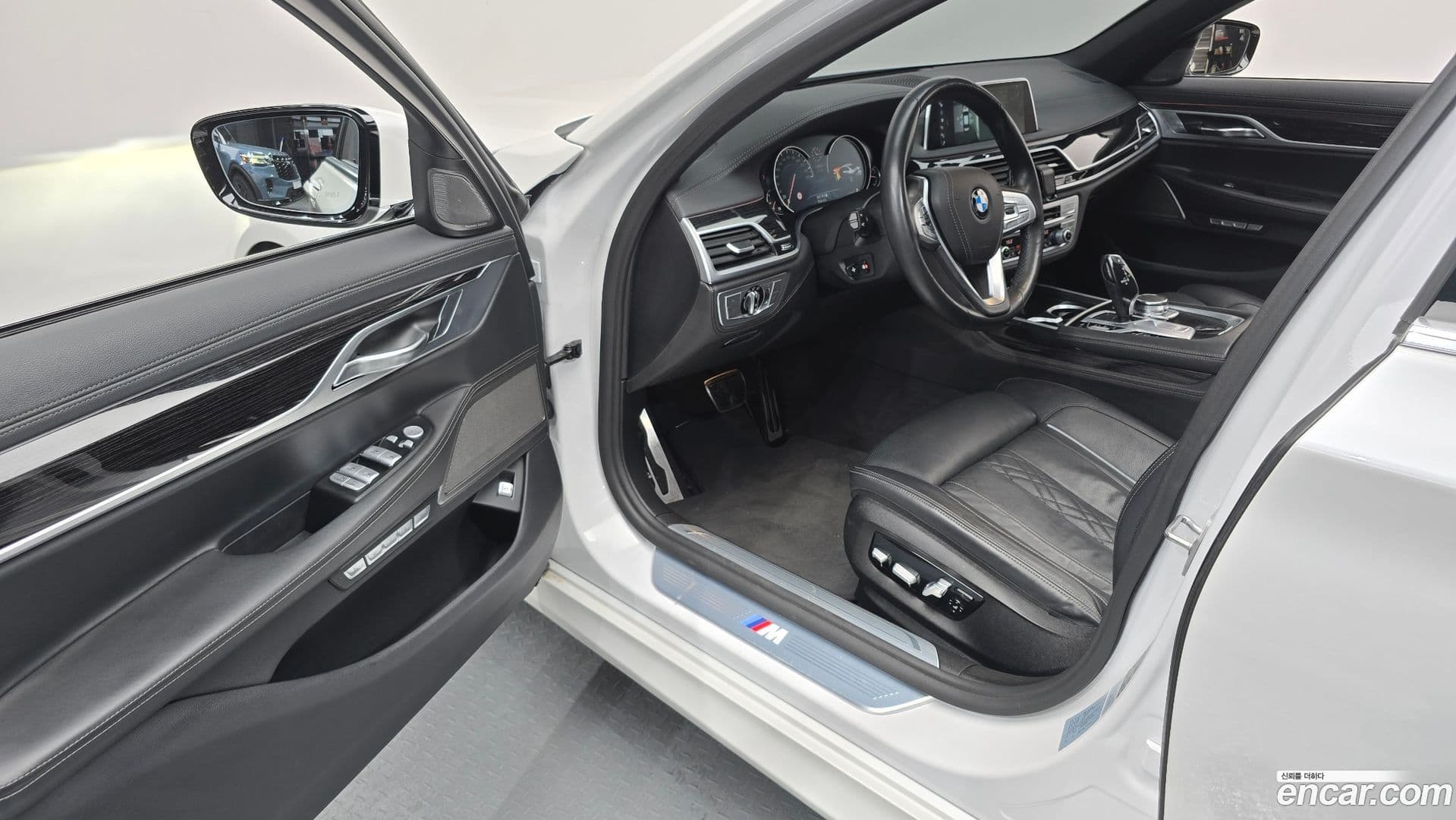 Main__Slider__Photo:7-Series BMW 2018.0-9