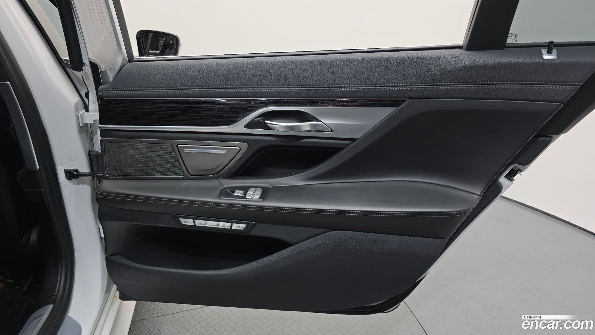 Main__Slider__Photo:7-Series BMW 2018.0-24