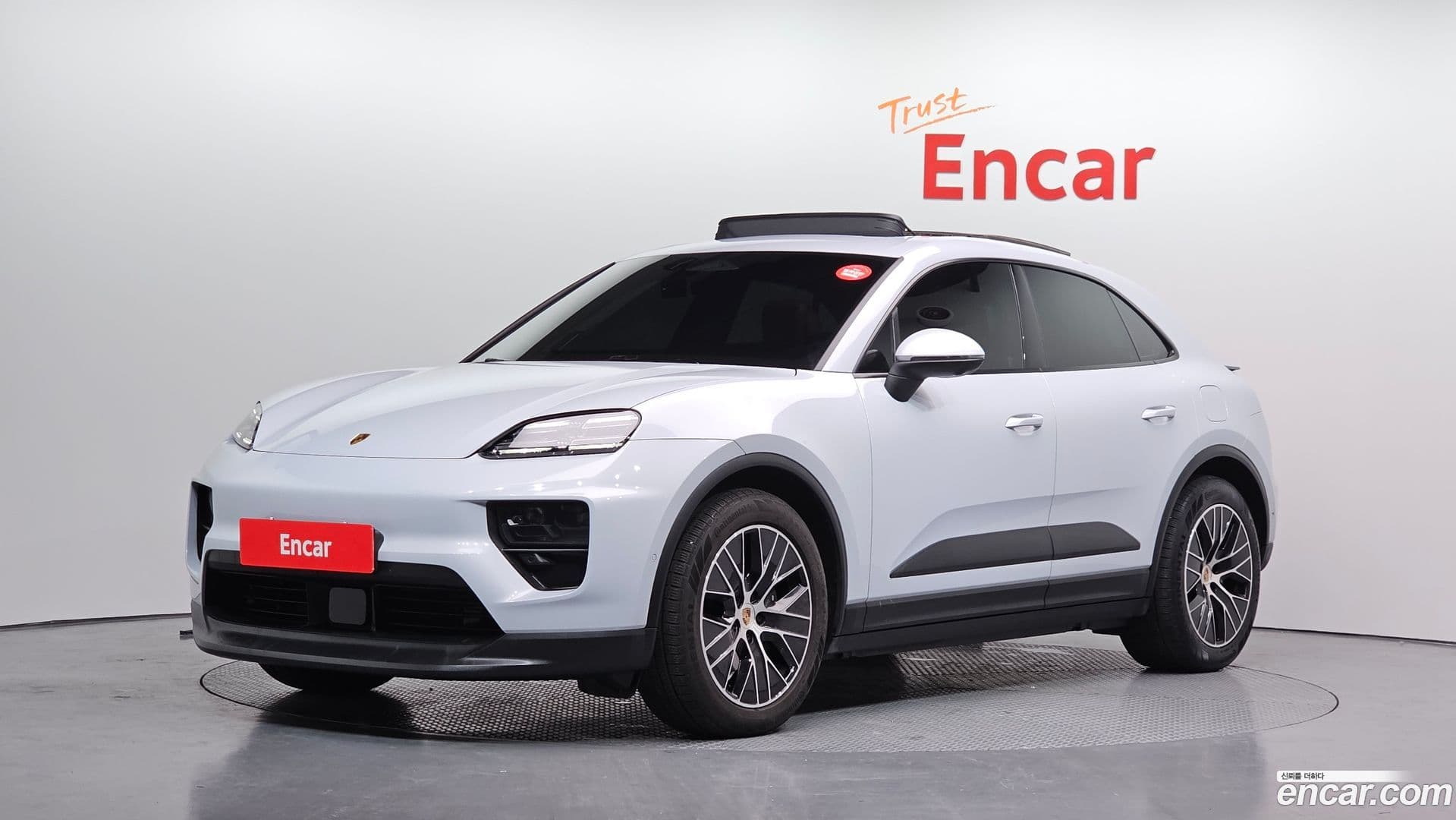 Main__Slider__Photo:Macan Porsche 2025.1-0