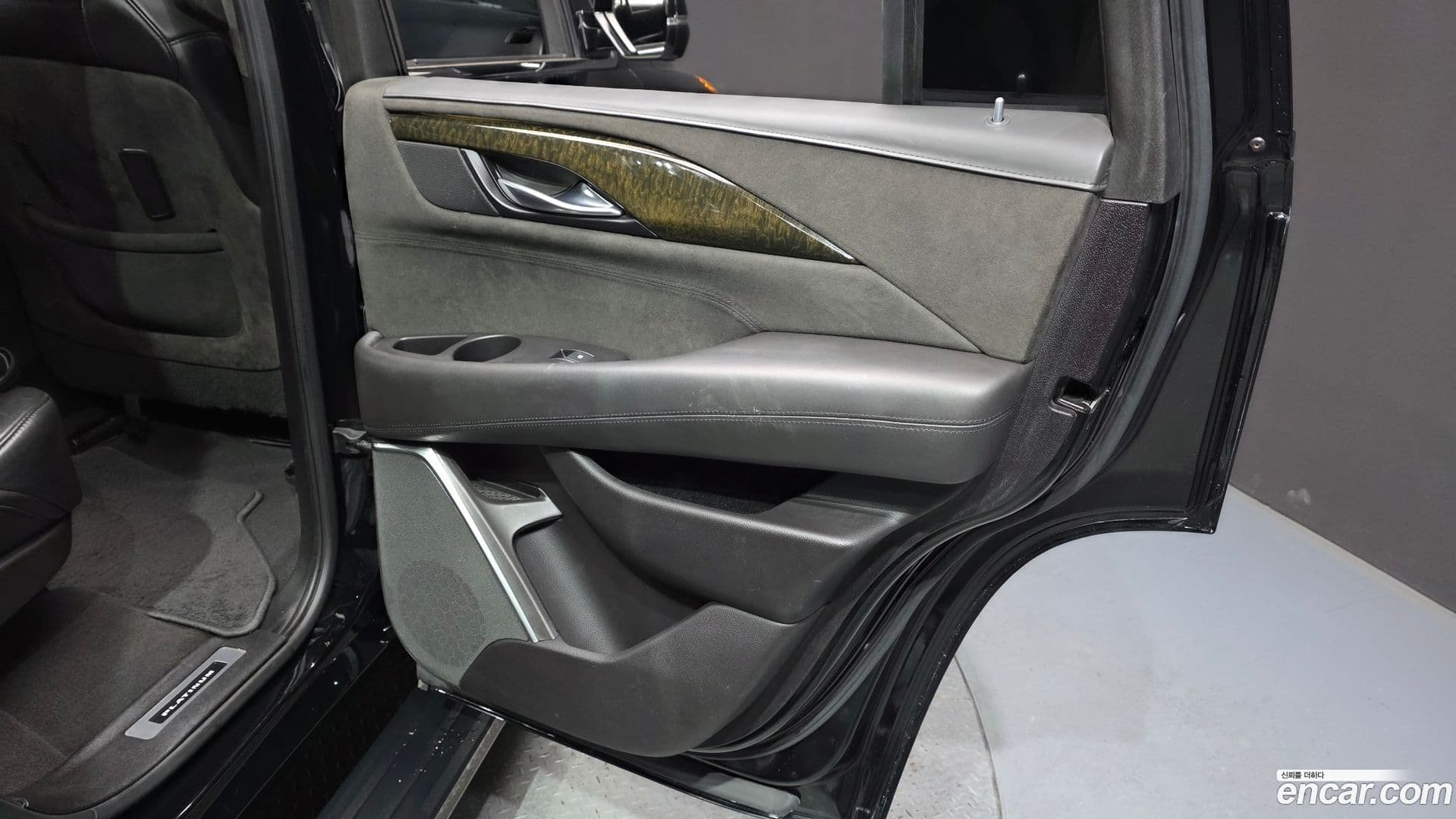 Main__Slider__Photo:Escalade Cadillac 2019.11-24
