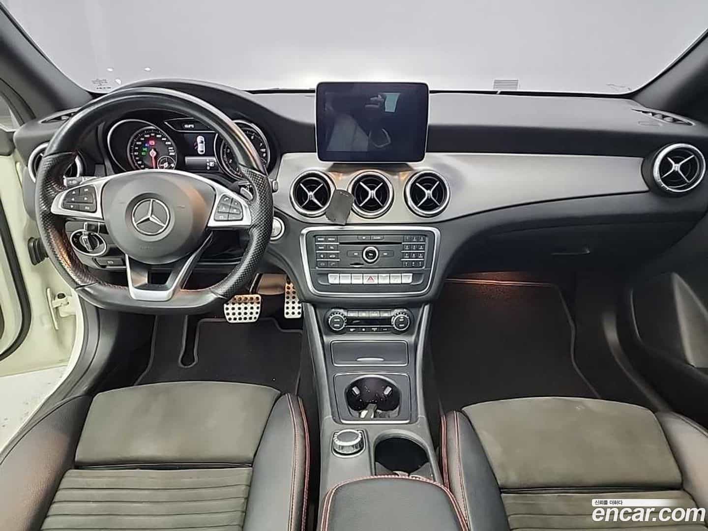 CLA-Class Mercedes-Benz 2017.4-INNER-007