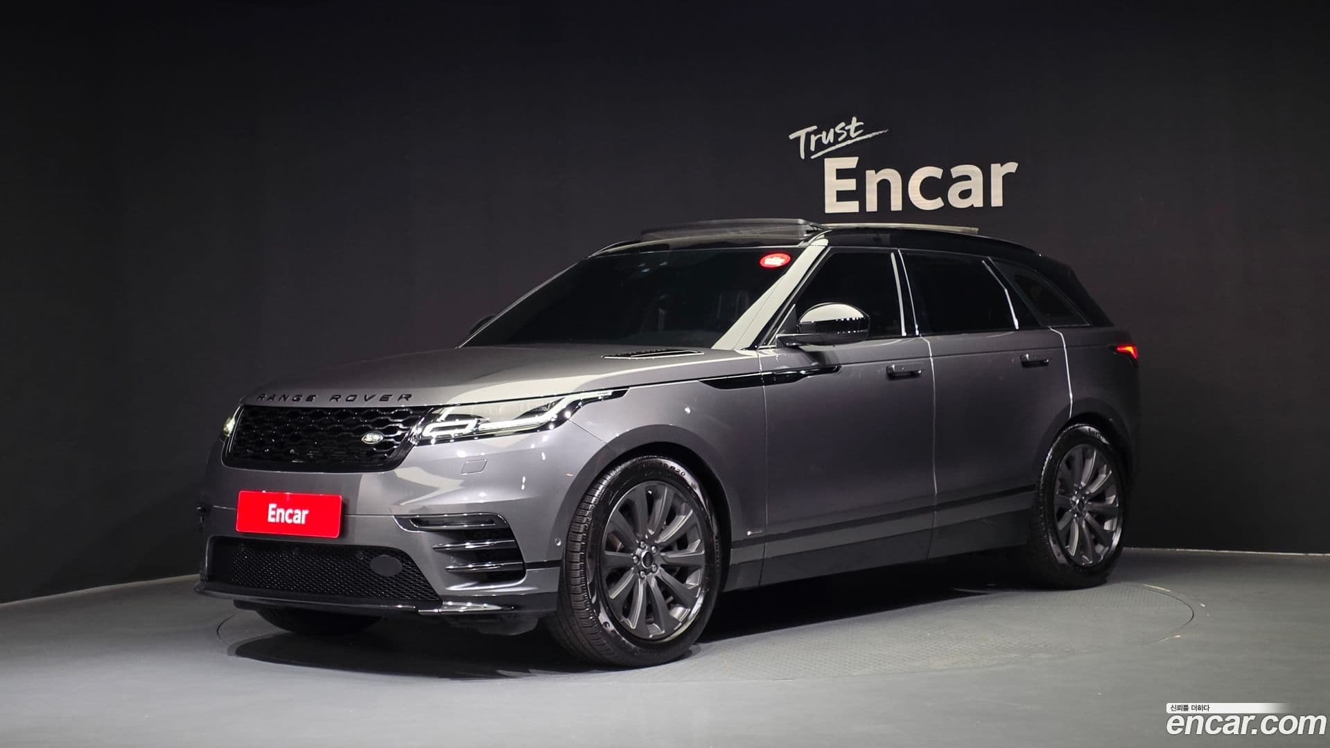 Main__Slider__Photo:Range Rover Velar Land Rover 2019.11-0