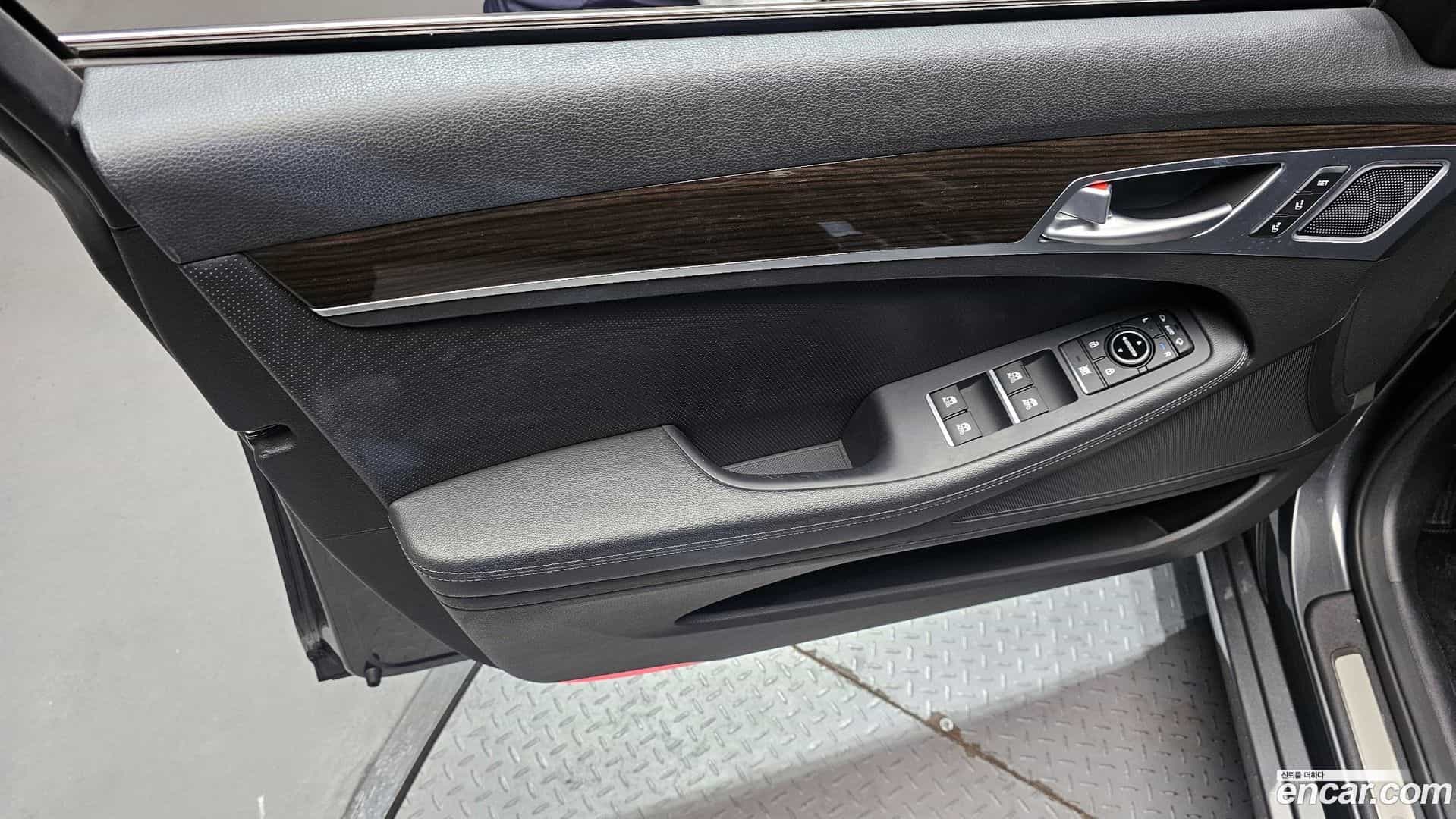 G80 Genesis 2017.0-INNER-034