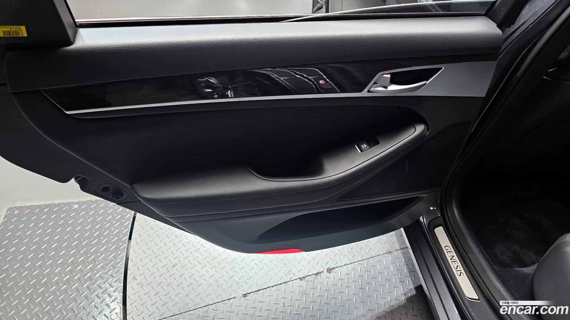 G80 Genesis 2017.0-INNER-035