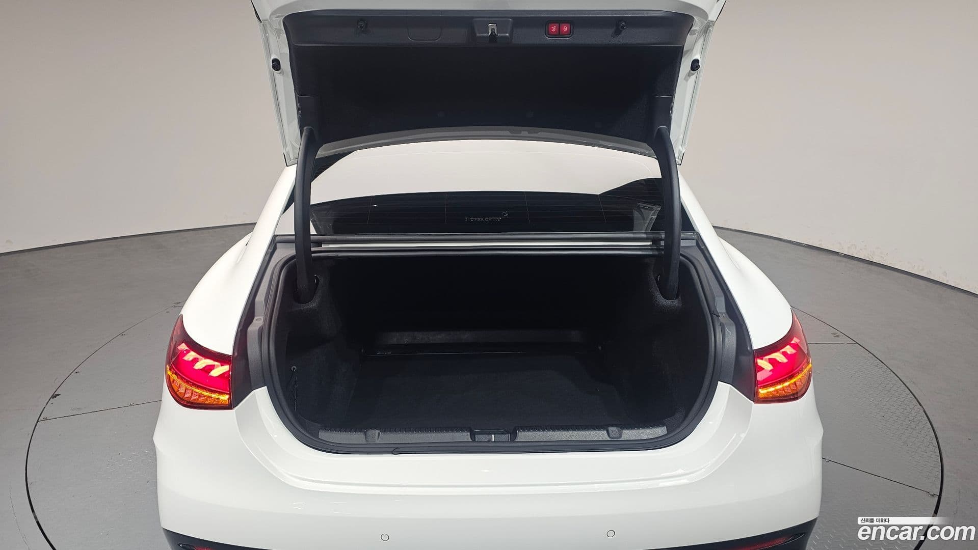 Main__Slider__Photo:EQE Mercedes-Benz 2023.2-19