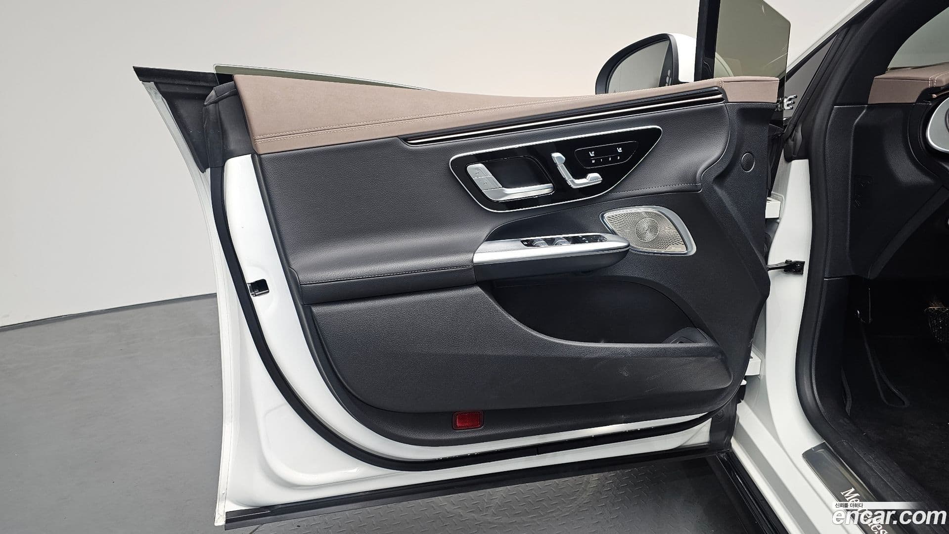 Main__Slider__Photo:EQE Mercedes-Benz 2023.2-23